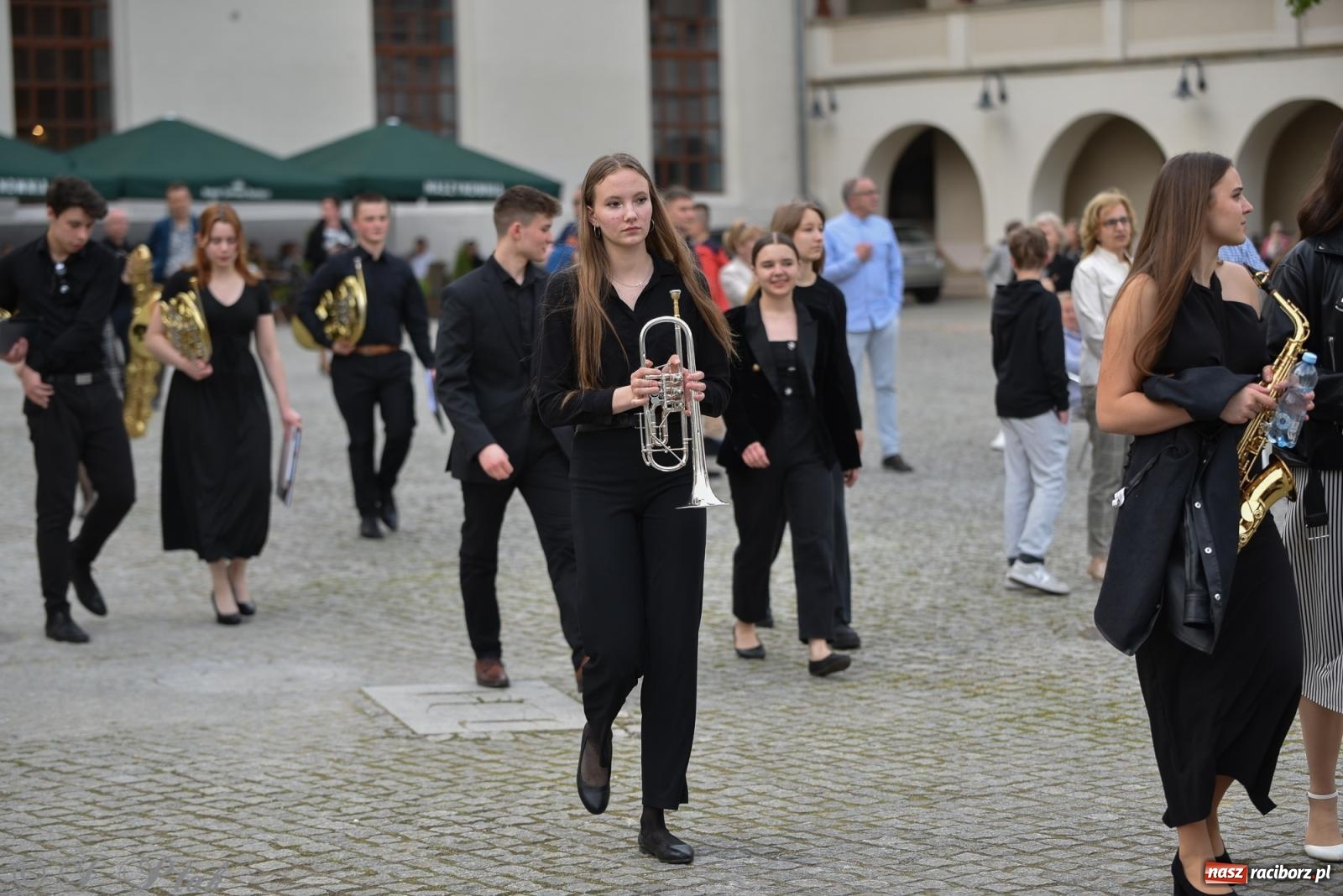 Zdjęcie w galerii na portalu naszraciborz.pl: Plenerowy koncert muzyki filmowej na zamkowym dziedzińcu wiadomości z regionu