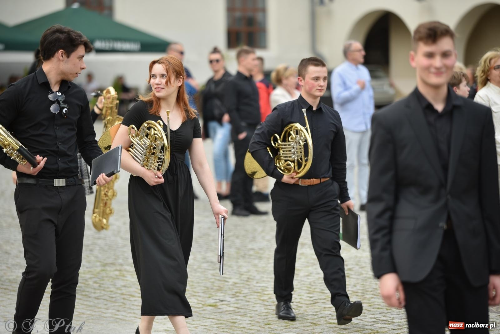 Zdjęcie w galerii na portalu naszraciborz.pl: Plenerowy koncert muzyki filmowej na zamkowym dziedzińcu wiadomości z regionu
