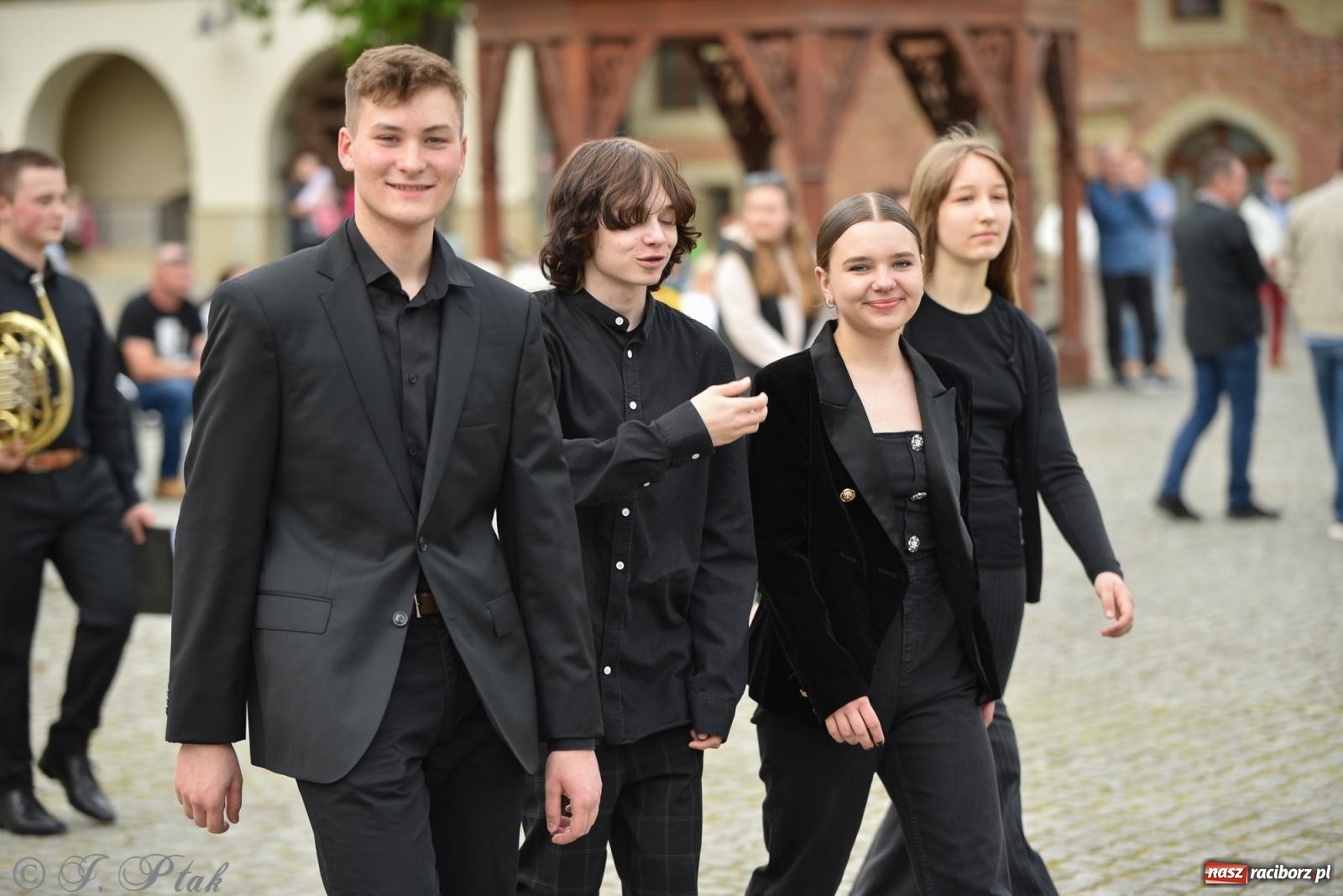 Zdjęcie w galerii na portalu naszraciborz.pl: Plenerowy koncert muzyki filmowej na zamkowym dziedzińcu wiadomości z regionu