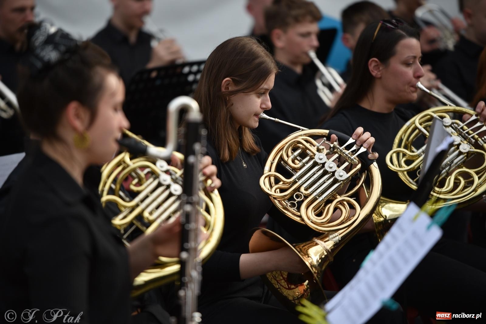 Zdjęcie w galerii na portalu naszraciborz.pl: Plenerowy koncert muzyki filmowej na zamkowym dziedzińcu wiadomości z regionu