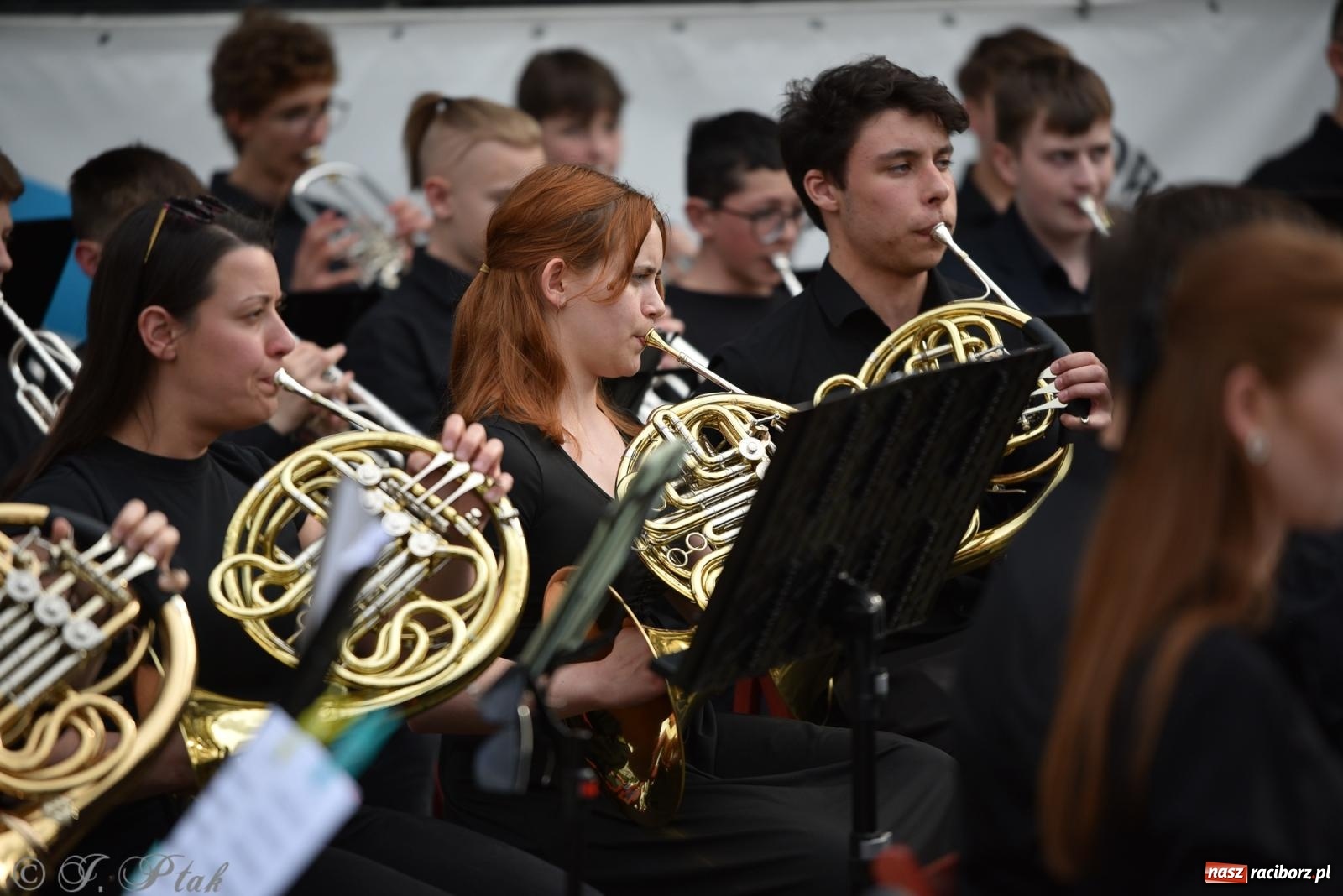 Zdjęcie w galerii na portalu naszraciborz.pl: Plenerowy koncert muzyki filmowej na zamkowym dziedzińcu wiadomości z regionu