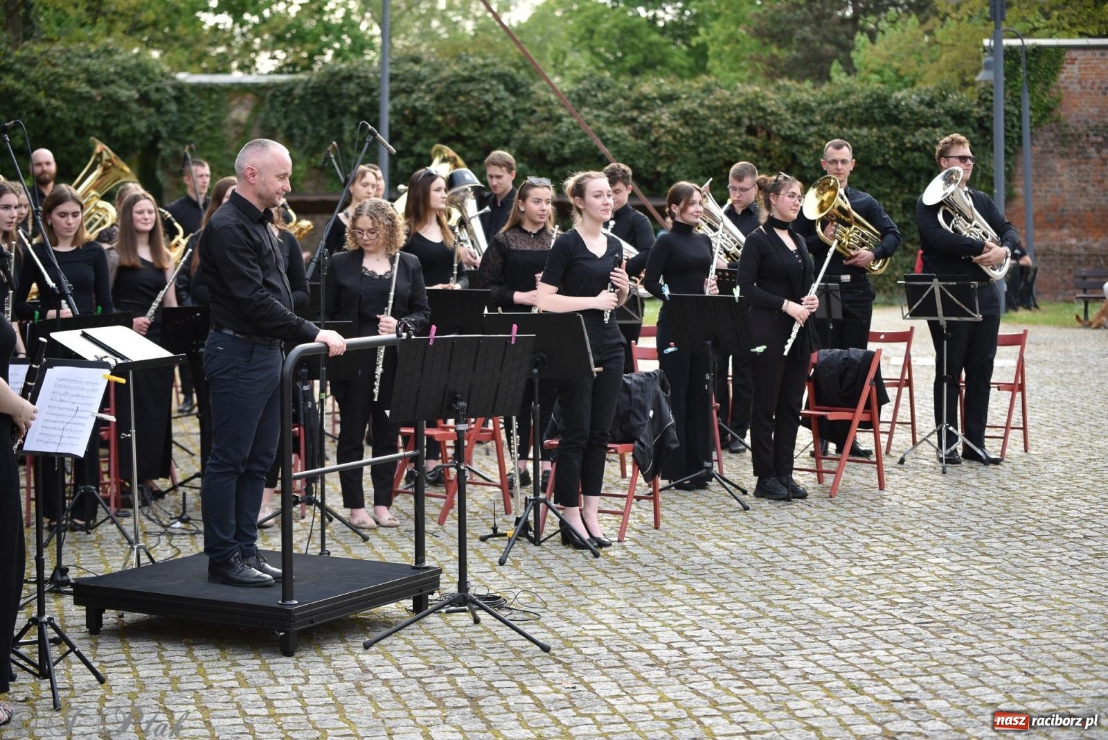 Zdjęcie w galerii na portalu naszraciborz.pl: Plenerowy koncert muzyki filmowej na zamkowym dziedzińcu wiadomości z regionu