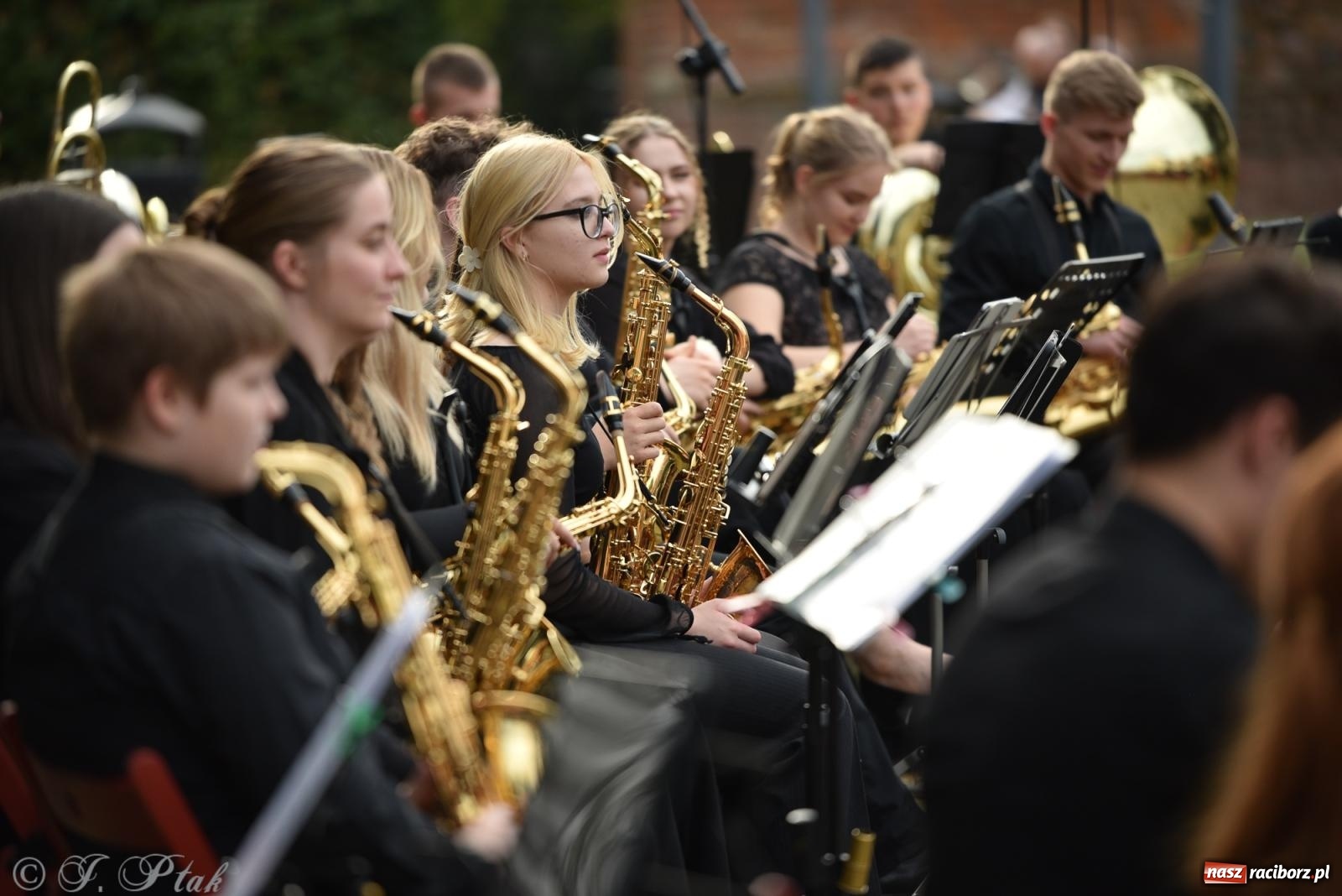 Zdjęcie w galerii na portalu naszraciborz.pl: Plenerowy koncert muzyki filmowej na zamkowym dziedzińcu wiadomości z regionu