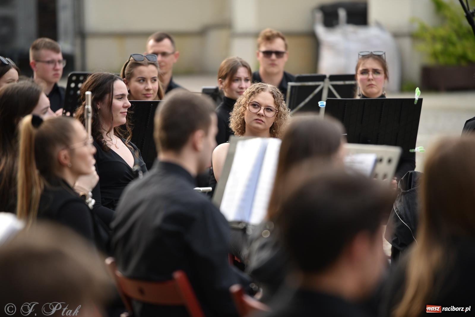 Zdjęcie w galerii na portalu naszraciborz.pl: Plenerowy koncert muzyki filmowej na zamkowym dziedzińcu wiadomości z regionu