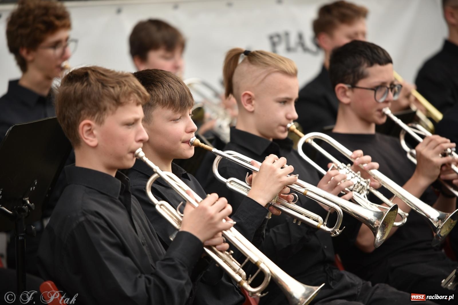 Zdjęcie w galerii na portalu naszraciborz.pl: Plenerowy koncert muzyki filmowej na zamkowym dziedzińcu wiadomości z regionu