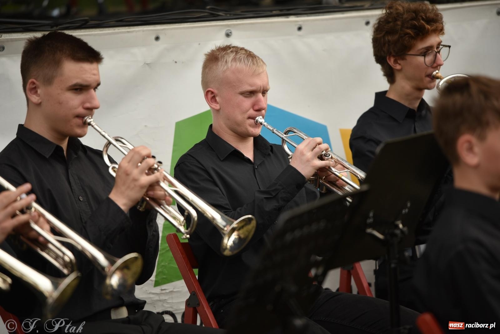 Zdjęcie w galerii na portalu naszraciborz.pl: Plenerowy koncert muzyki filmowej na zamkowym dziedzińcu wiadomości z regionu