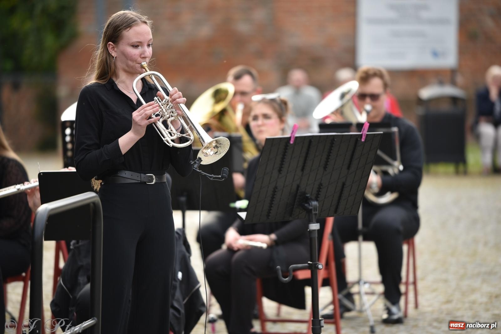 Zdjęcie w galerii na portalu naszraciborz.pl: Plenerowy koncert muzyki filmowej na zamkowym dziedzińcu wiadomości z regionu