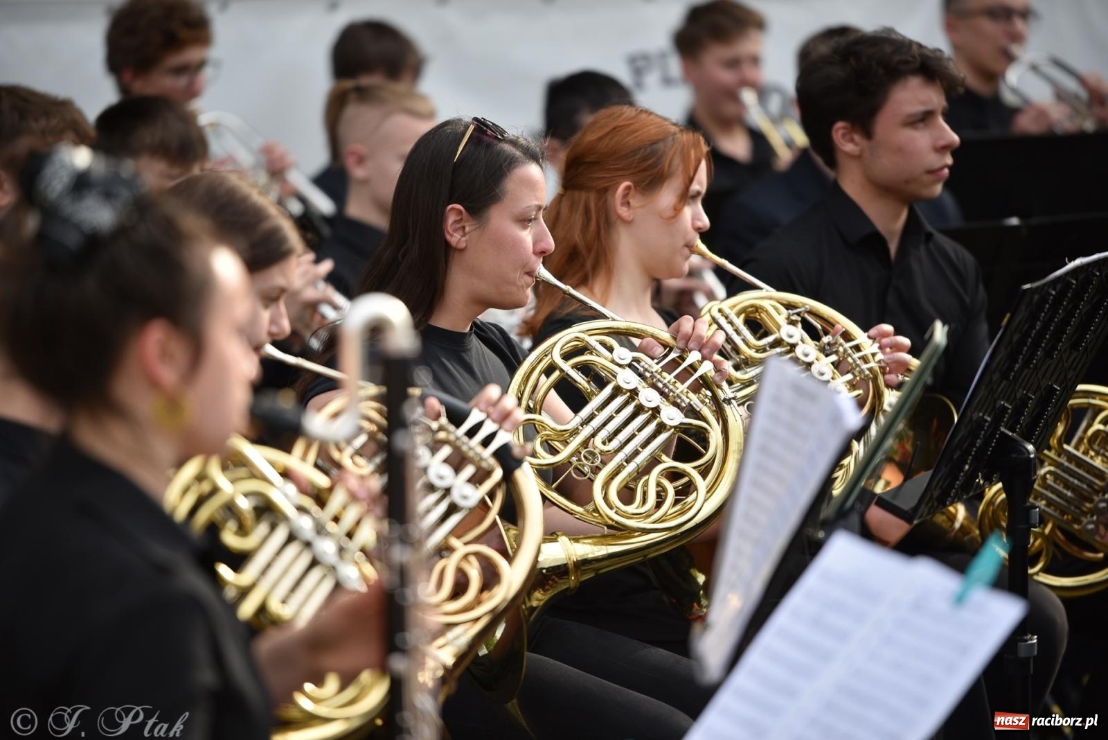 Zdjęcie w galerii na portalu naszraciborz.pl: Plenerowy koncert muzyki filmowej na zamkowym dziedzińcu wiadomości z regionu
