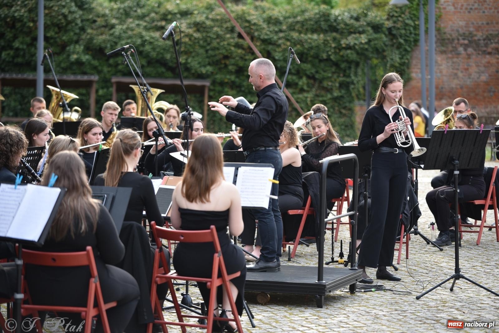 Zdjęcie w galerii na portalu naszraciborz.pl: Plenerowy koncert muzyki filmowej na zamkowym dziedzińcu wiadomości z regionu