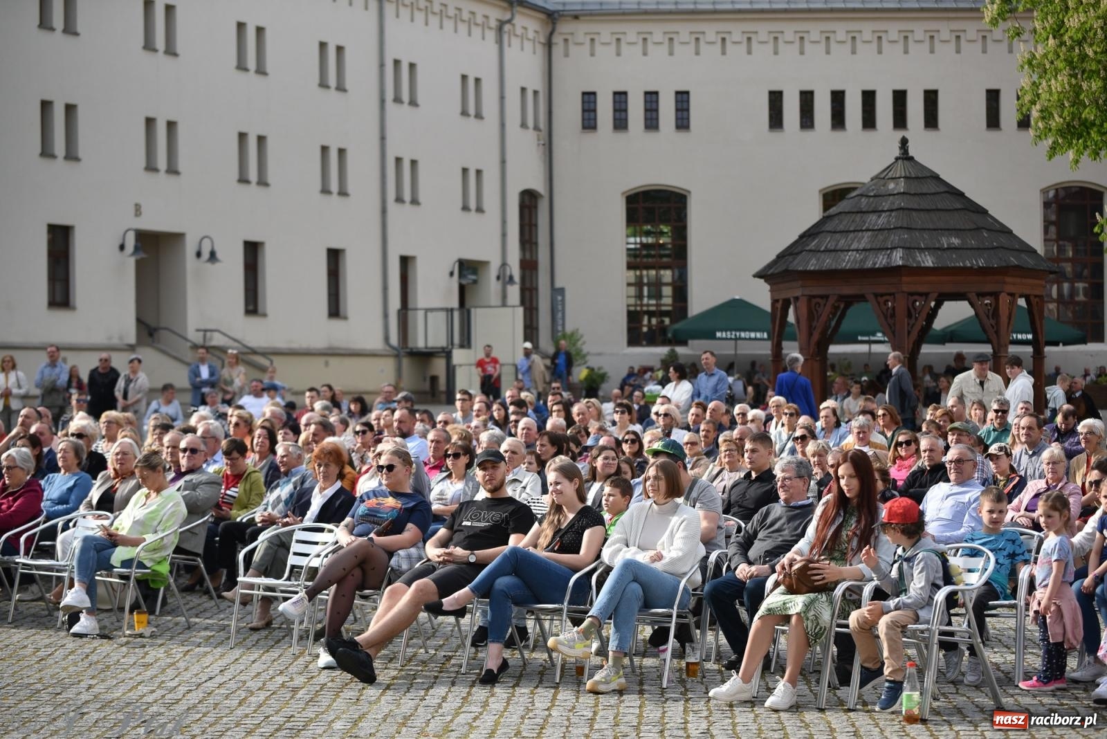 Zdjęcie w galerii na portalu naszraciborz.pl: Plenerowy koncert muzyki filmowej na zamkowym dziedzińcu wiadomości z regionu