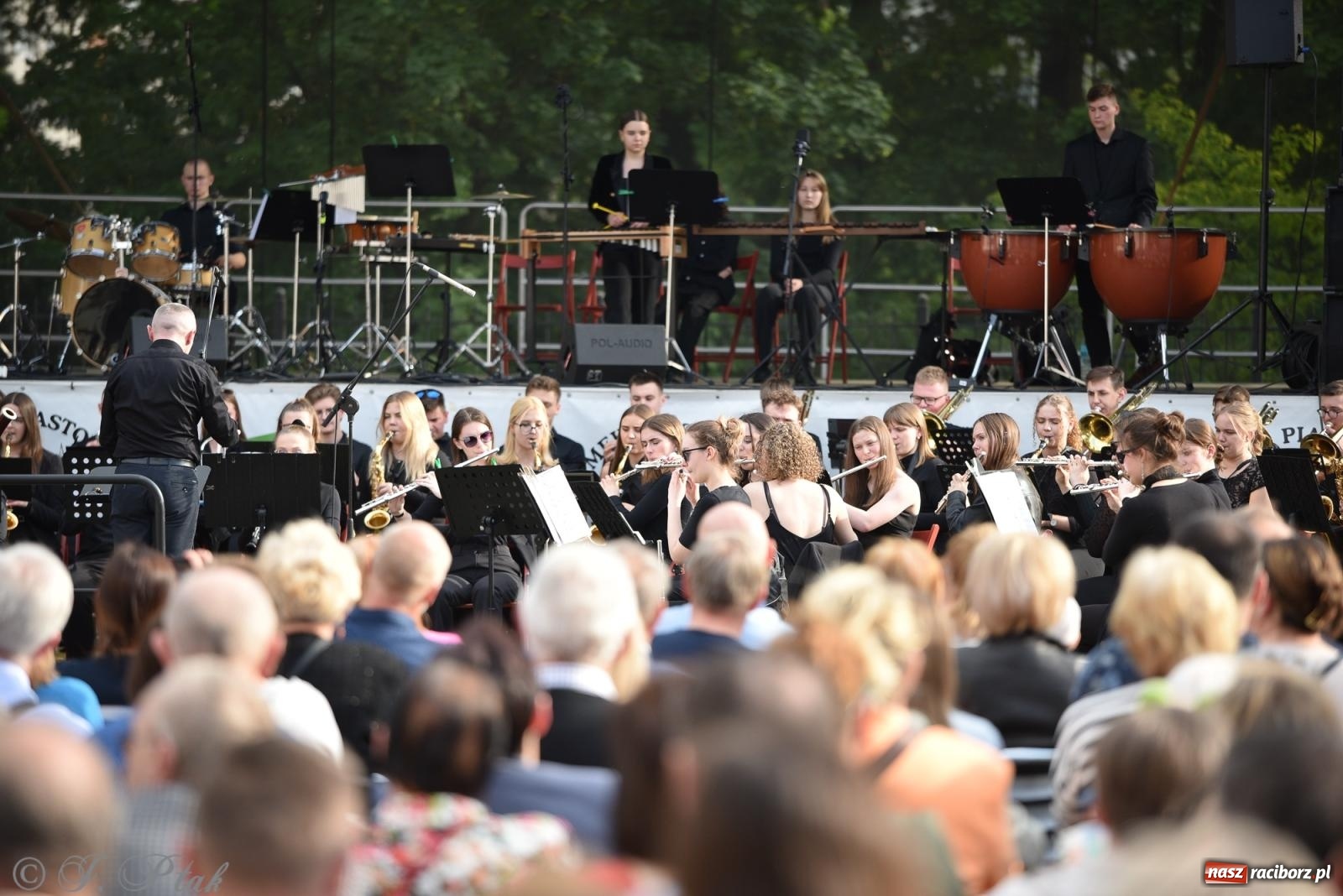 Zdjęcie w galerii na portalu naszraciborz.pl: Plenerowy koncert muzyki filmowej na zamkowym dziedzińcu wiadomości z regionu