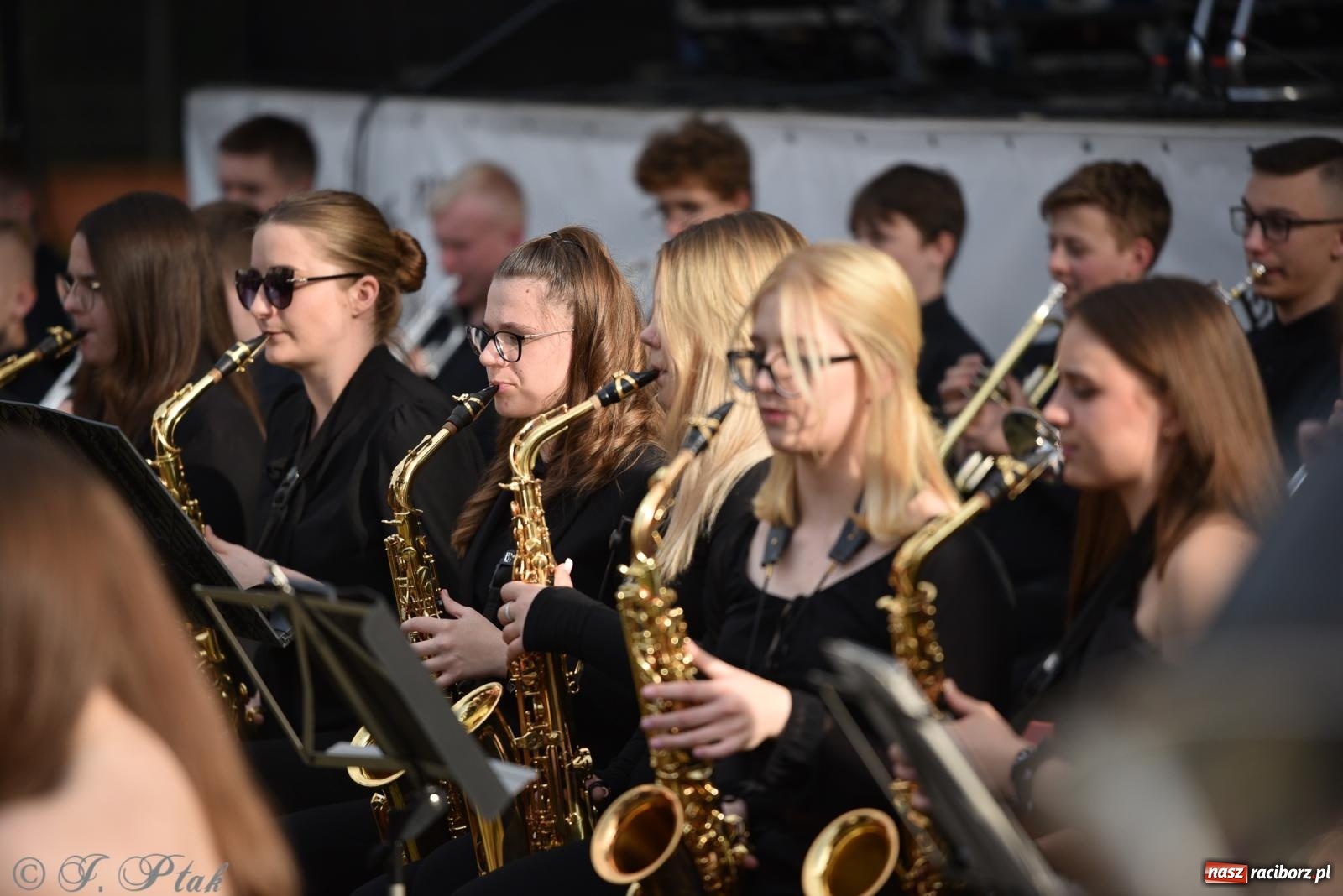 Zdjęcie w galerii na portalu naszraciborz.pl: Plenerowy koncert muzyki filmowej na zamkowym dziedzińcu wiadomości z regionu