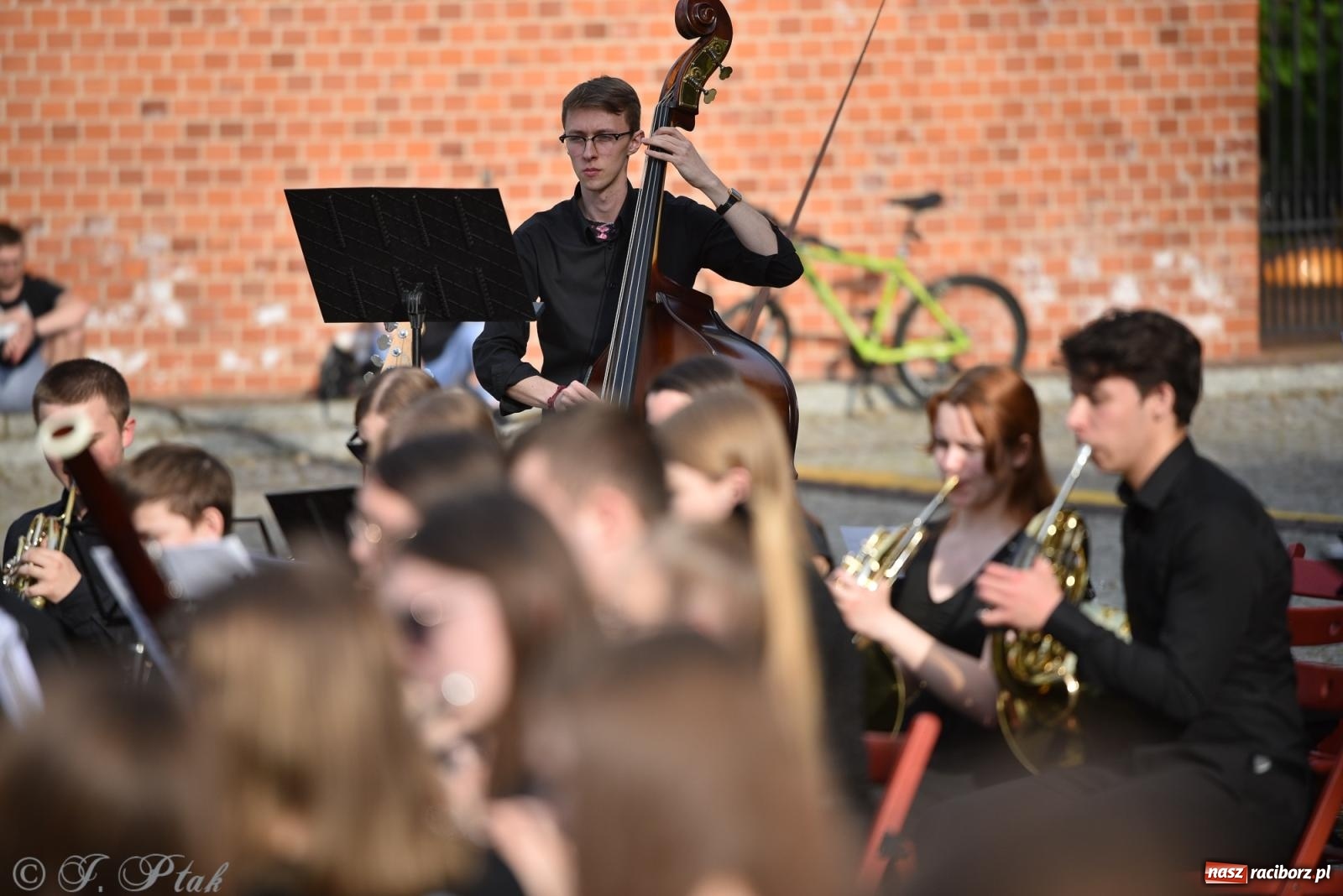 Zdjęcie w galerii na portalu naszraciborz.pl: Plenerowy koncert muzyki filmowej na zamkowym dziedzińcu wiadomości z regionu