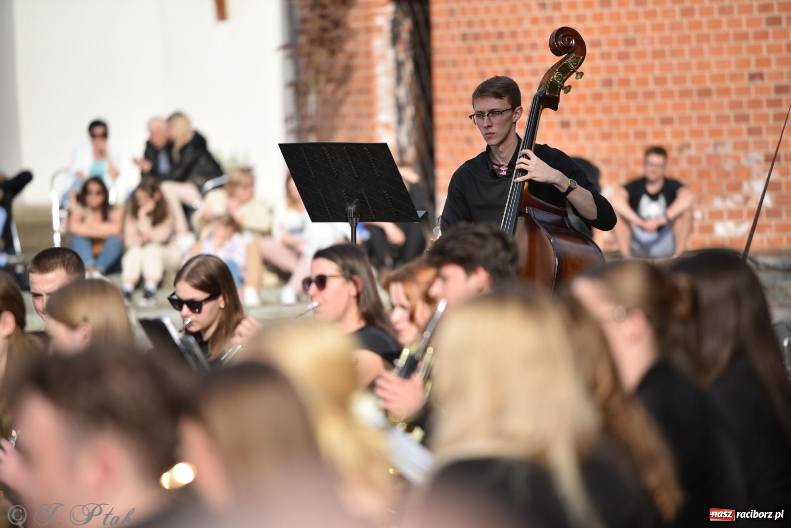Zdjęcie w galerii na portalu naszraciborz.pl: Plenerowy koncert muzyki filmowej na zamkowym dziedzińcu wiadomości z regionu