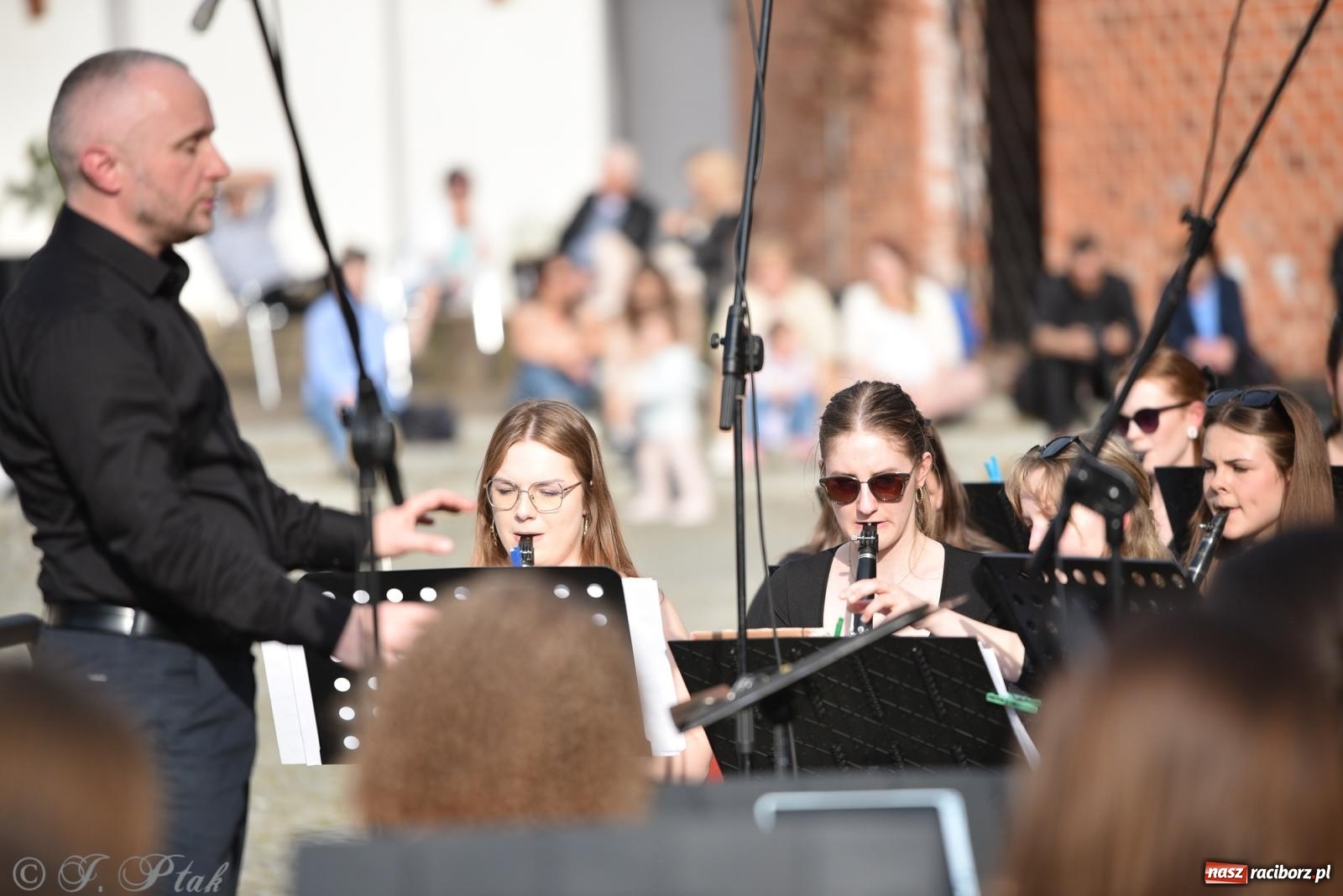 Zdjęcie w galerii na portalu naszraciborz.pl: Plenerowy koncert muzyki filmowej na zamkowym dziedzińcu wiadomości z regionu
