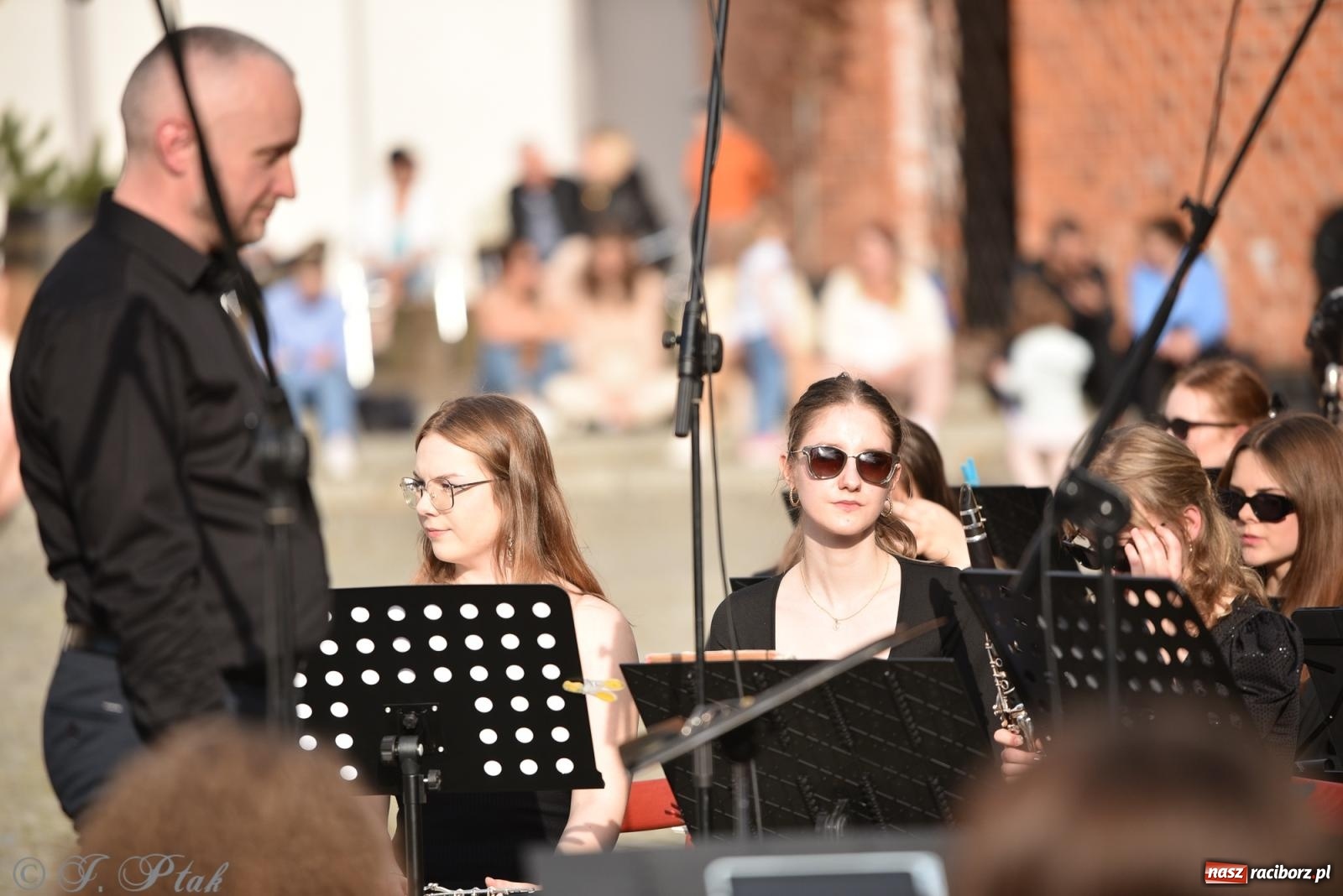 Zdjęcie w galerii na portalu naszraciborz.pl: Plenerowy koncert muzyki filmowej na zamkowym dziedzińcu wiadomości z regionu