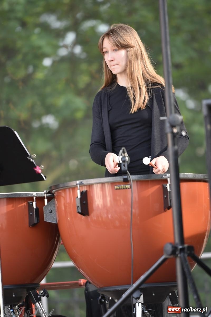 Zdjęcie w galerii na portalu naszraciborz.pl: Plenerowy koncert muzyki filmowej na zamkowym dziedzińcu wiadomości z regionu