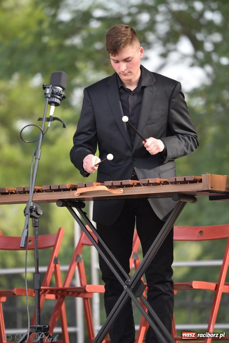 Zdjęcie w galerii na portalu naszraciborz.pl: Plenerowy koncert muzyki filmowej na zamkowym dziedzińcu wiadomości z regionu