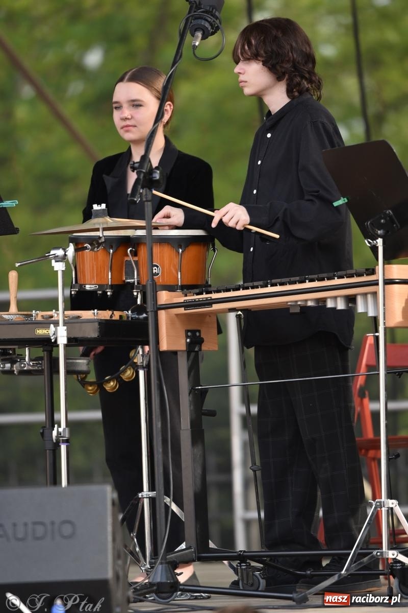 Zdjęcie w galerii na portalu naszraciborz.pl: Plenerowy koncert muzyki filmowej na zamkowym dziedzińcu wiadomości z regionu