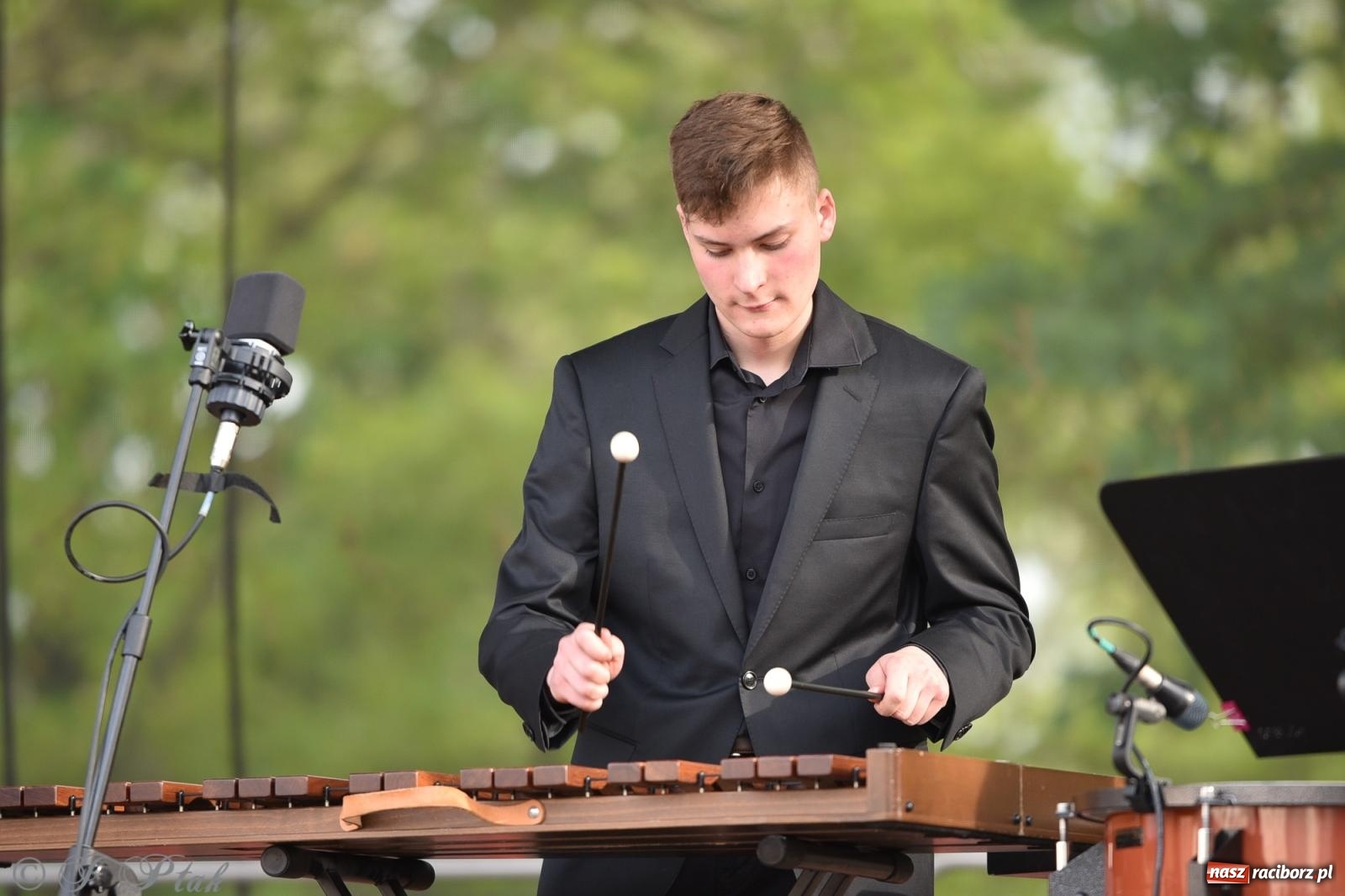 Zdjęcie w galerii na portalu naszraciborz.pl: Plenerowy koncert muzyki filmowej na zamkowym dziedzińcu wiadomości z regionu