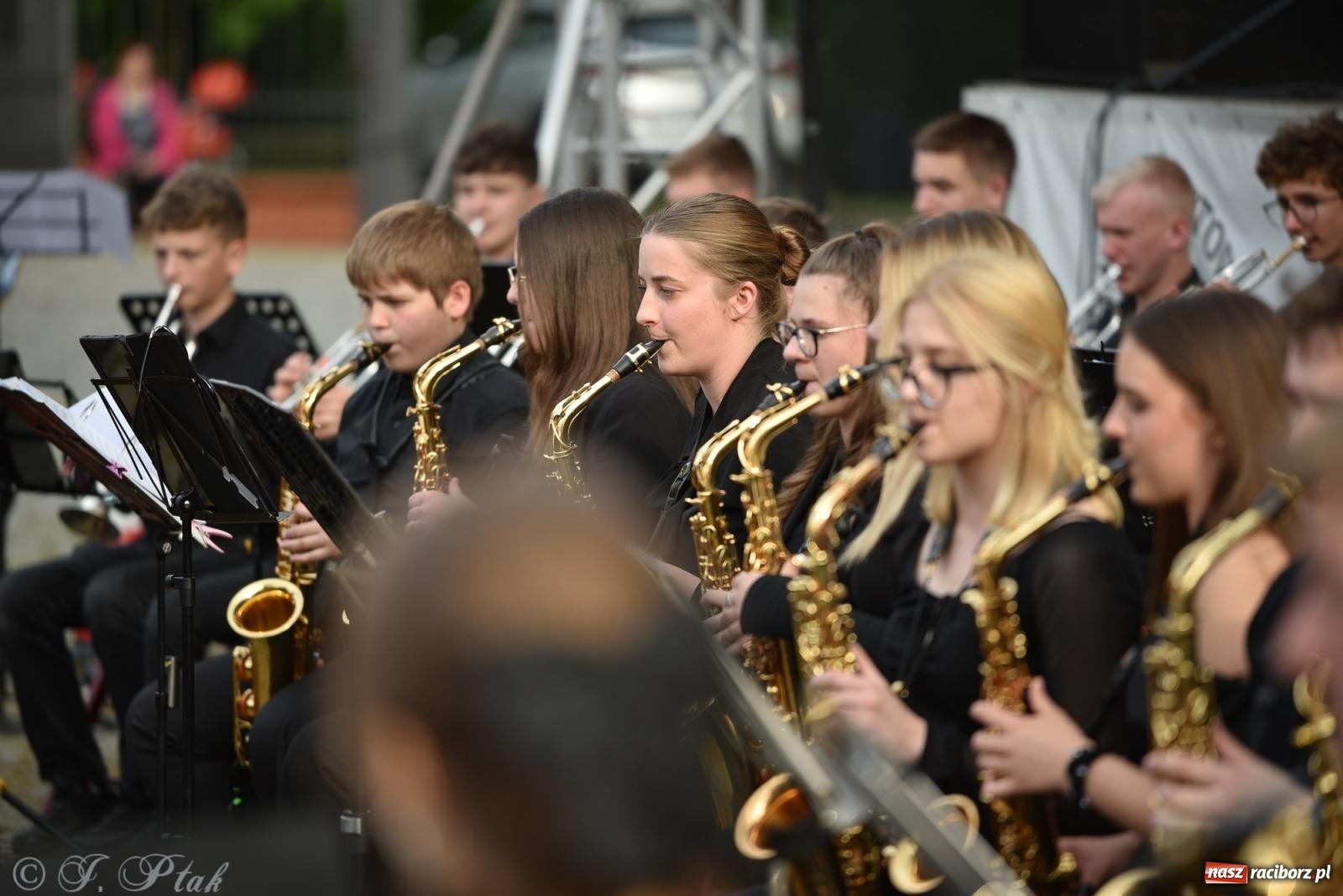 Zdjęcie w galerii na portalu naszraciborz.pl: Plenerowy koncert muzyki filmowej na zamkowym dziedzińcu wiadomości z regionu