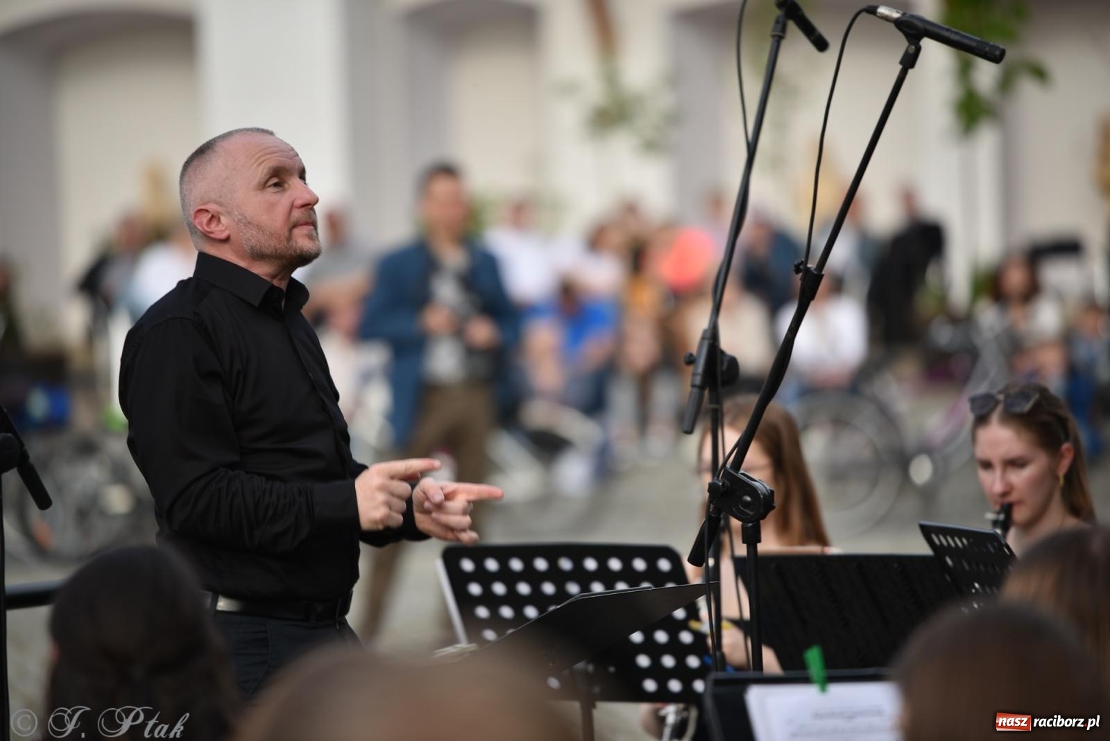 Zdjęcie w galerii na portalu naszraciborz.pl: Plenerowy koncert muzyki filmowej na zamkowym dziedzińcu wiadomości z regionu