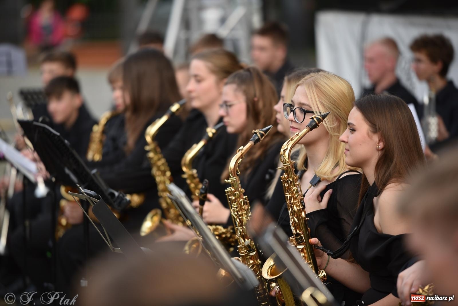 Zdjęcie w galerii na portalu naszraciborz.pl: Plenerowy koncert muzyki filmowej na zamkowym dziedzińcu wiadomości z regionu