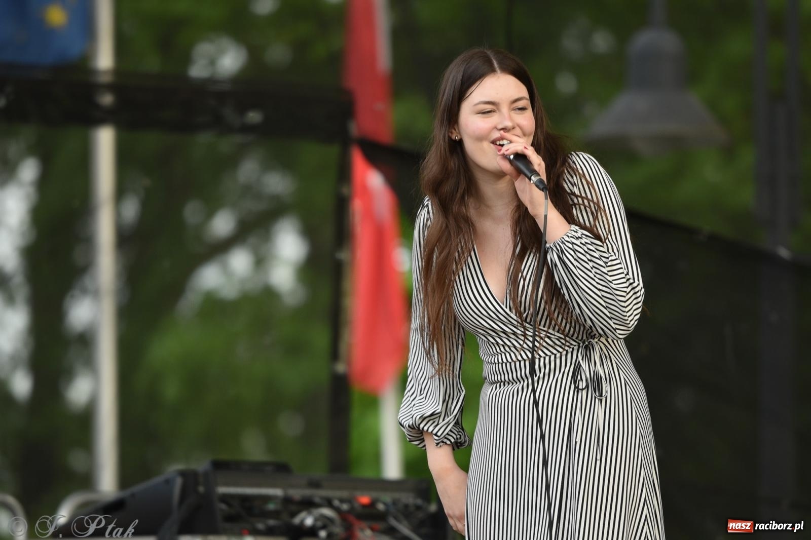 Zdjęcie w galerii na portalu naszraciborz.pl: Plenerowy koncert muzyki filmowej na zamkowym dziedzińcu wiadomości z regionu