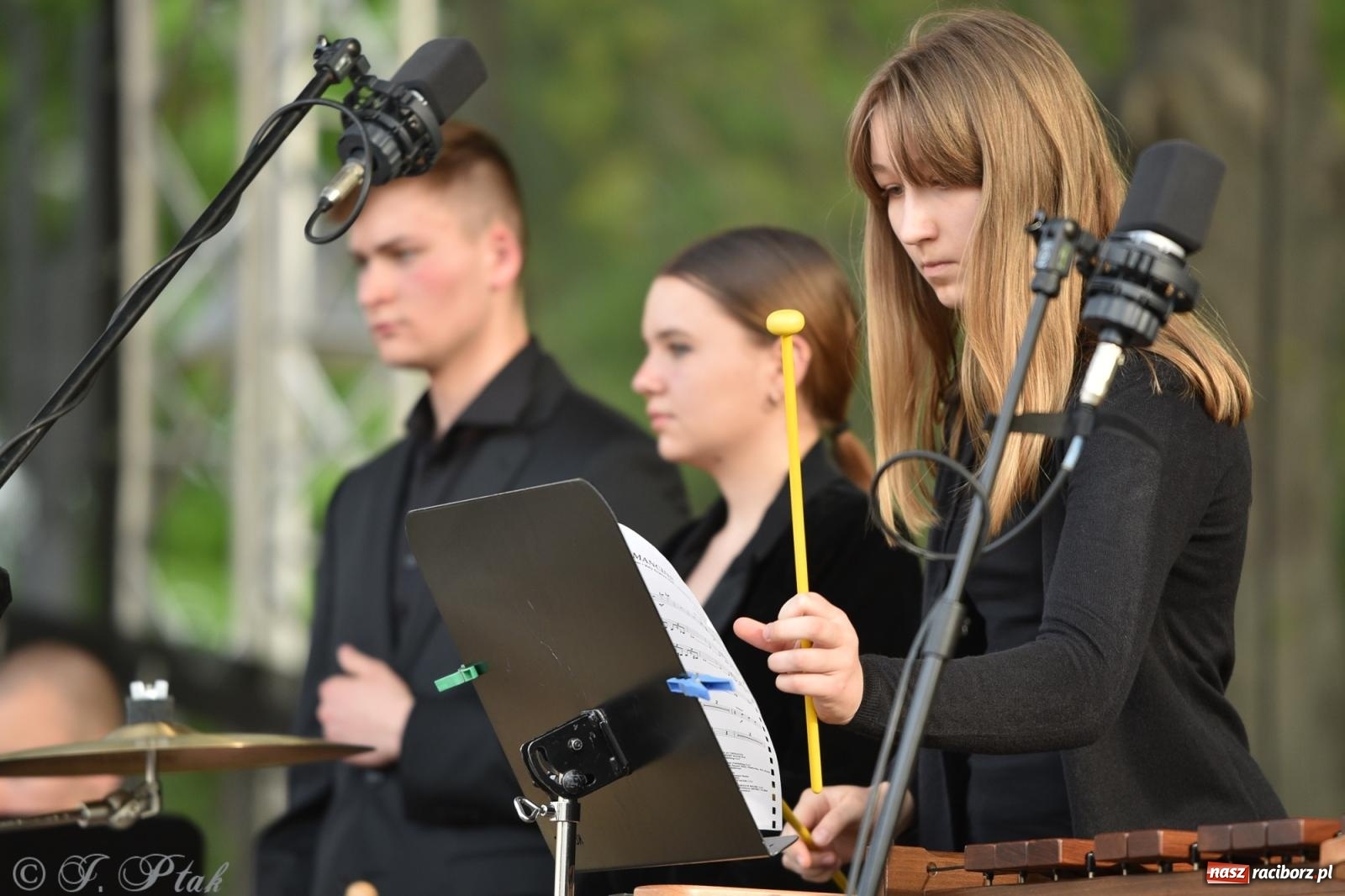 Zdjęcie w galerii na portalu naszraciborz.pl: Plenerowy koncert muzyki filmowej na zamkowym dziedzińcu wiadomości z regionu