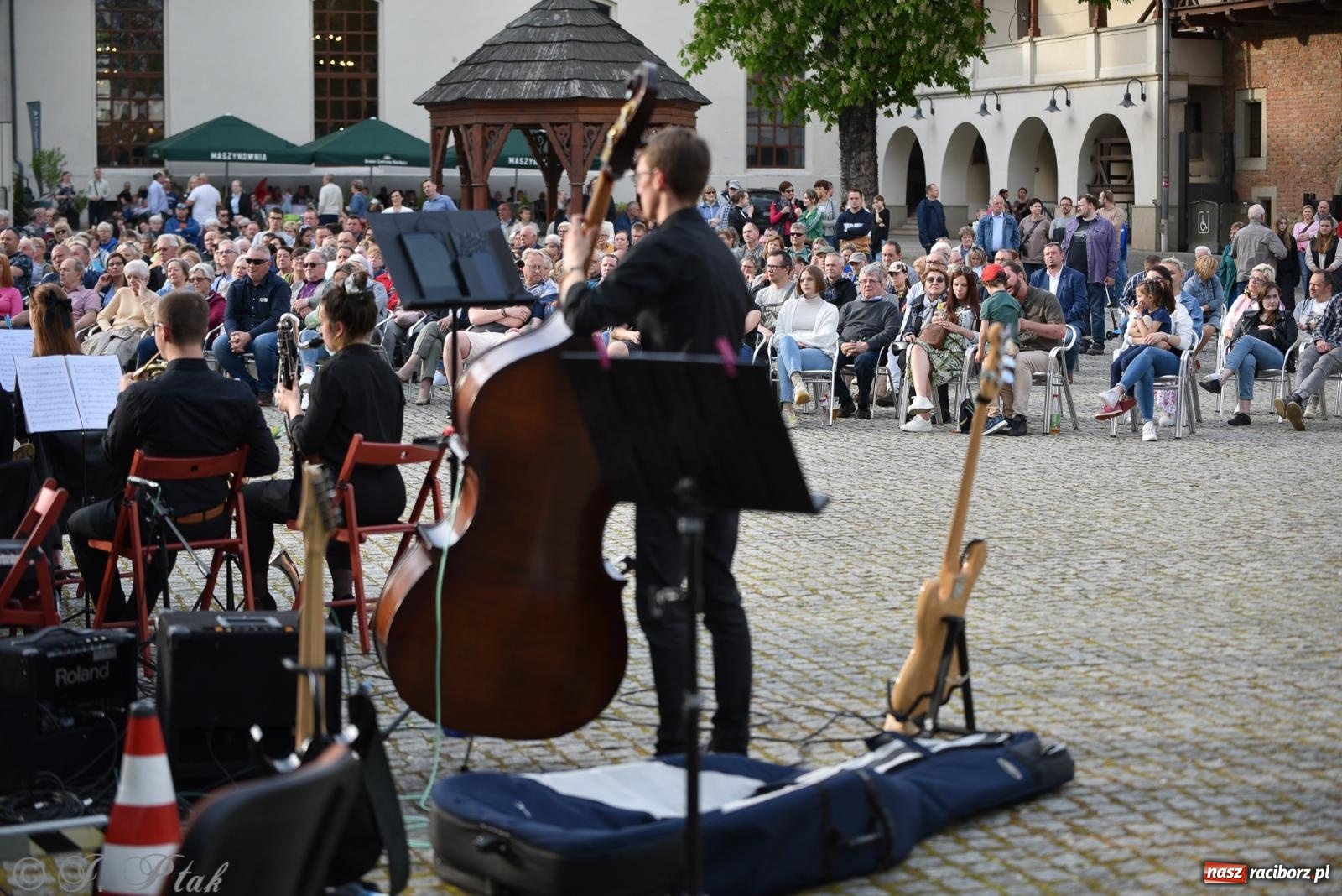 Zdjęcie w galerii na portalu naszraciborz.pl: Plenerowy koncert muzyki filmowej na zamkowym dziedzińcu wiadomości z regionu