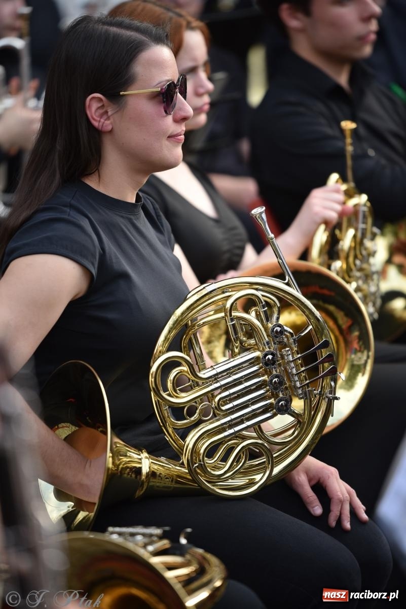 Zdjęcie w galerii na portalu naszraciborz.pl: Plenerowy koncert muzyki filmowej na zamkowym dziedzińcu wiadomości z regionu