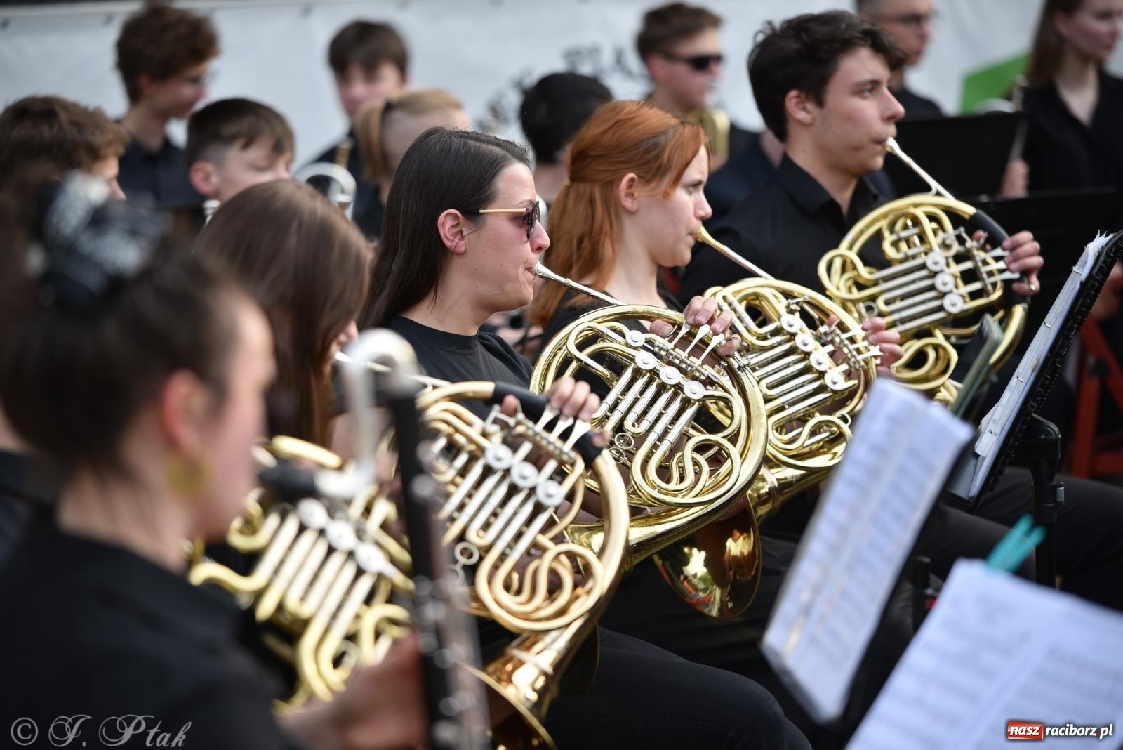 Zdjęcie w galerii na portalu naszraciborz.pl: Plenerowy koncert muzyki filmowej na zamkowym dziedzińcu wiadomości z regionu