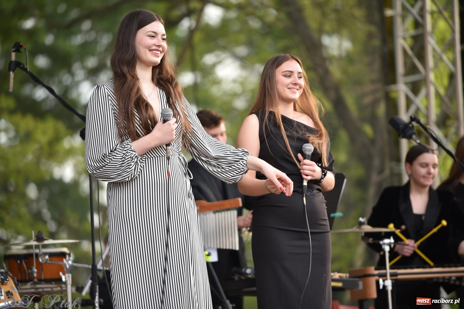 Zdjęcie w galerii na portalu naszraciborz.pl: Plenerowy koncert muzyki filmowej na zamkowym dziedzińcu wiadomości z regionu