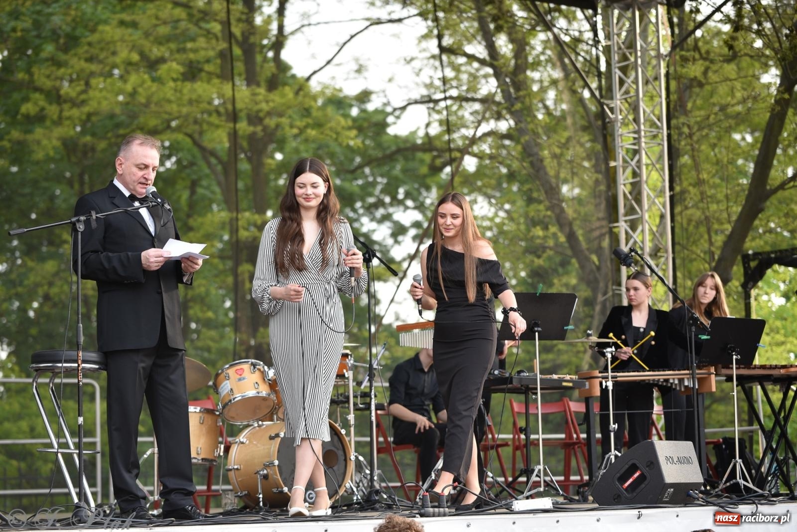 Zdjęcie w galerii na portalu naszraciborz.pl: Plenerowy koncert muzyki filmowej na zamkowym dziedzińcu wiadomości z regionu