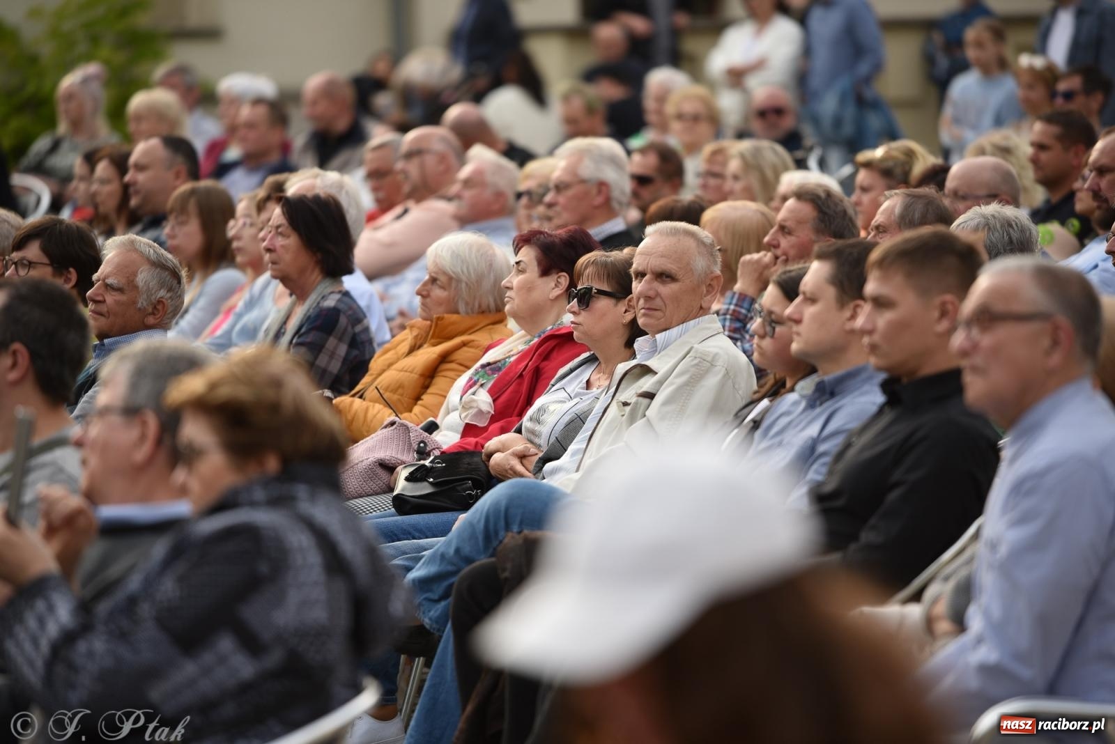 Zdjęcie w galerii na portalu naszraciborz.pl: Plenerowy koncert muzyki filmowej na zamkowym dziedzińcu wiadomości z regionu