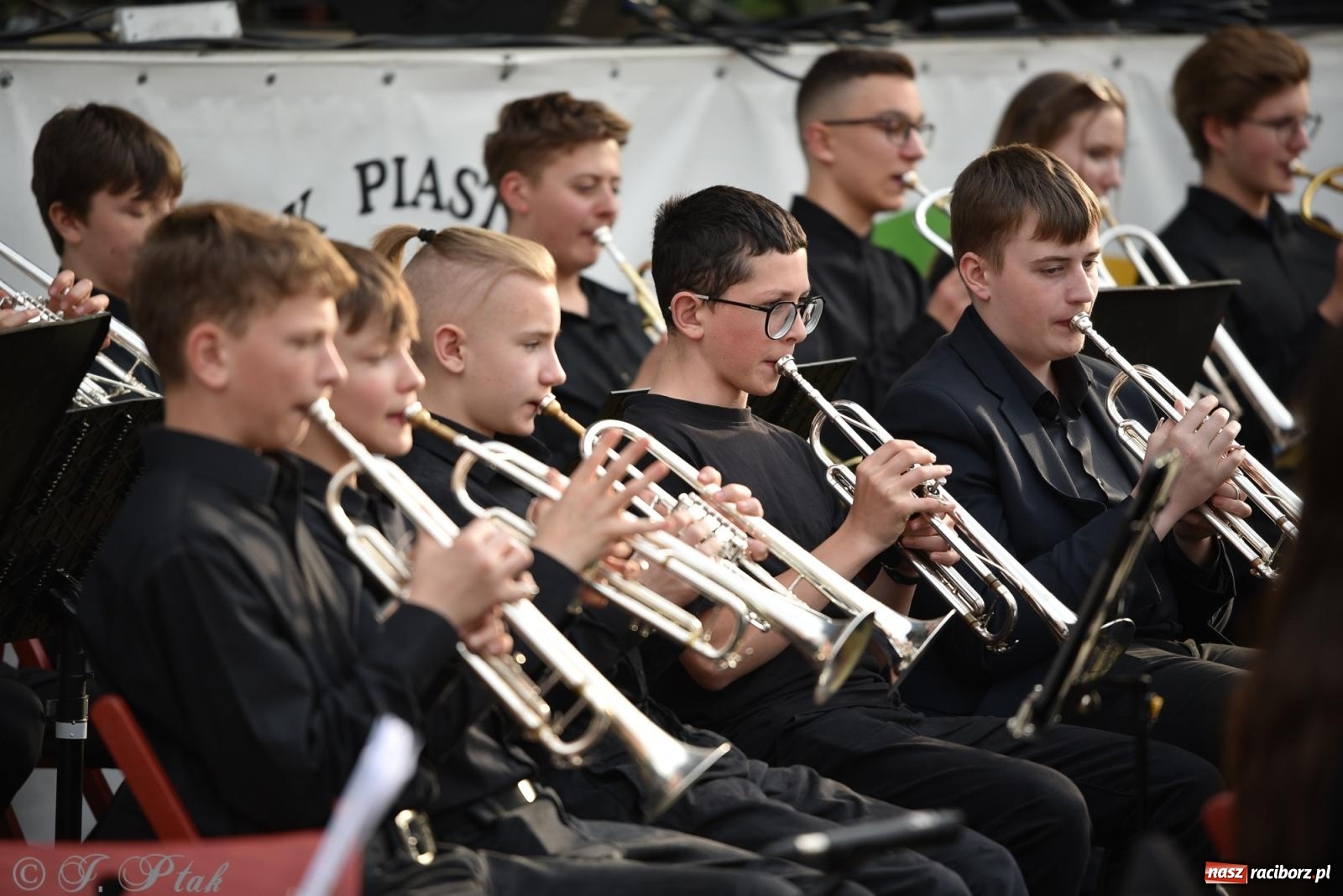 Zdjęcie w galerii na portalu naszraciborz.pl: Plenerowy koncert muzyki filmowej na zamkowym dziedzińcu wiadomości z regionu