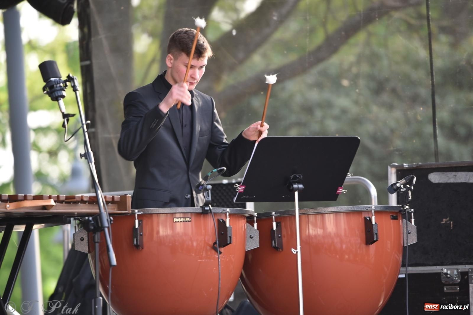 Zdjęcie w galerii na portalu naszraciborz.pl: Plenerowy koncert muzyki filmowej na zamkowym dziedzińcu wiadomości z regionu