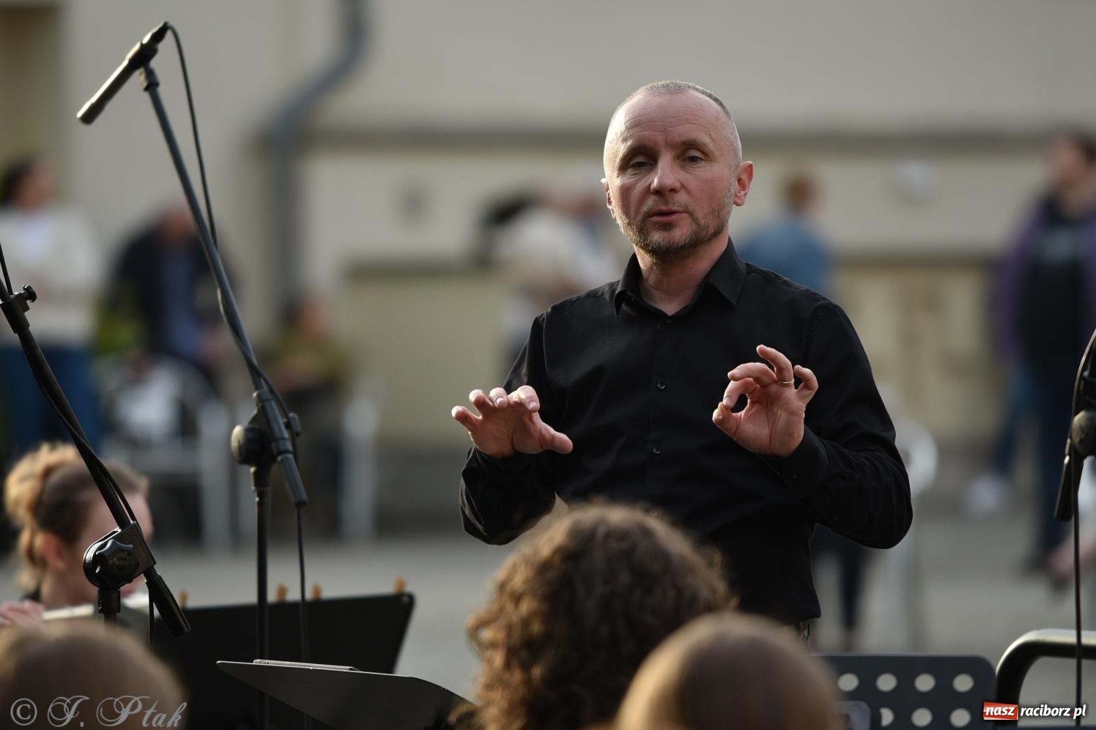 Zdjęcie w galerii na portalu naszraciborz.pl: Plenerowy koncert muzyki filmowej na zamkowym dziedzińcu wiadomości z regionu