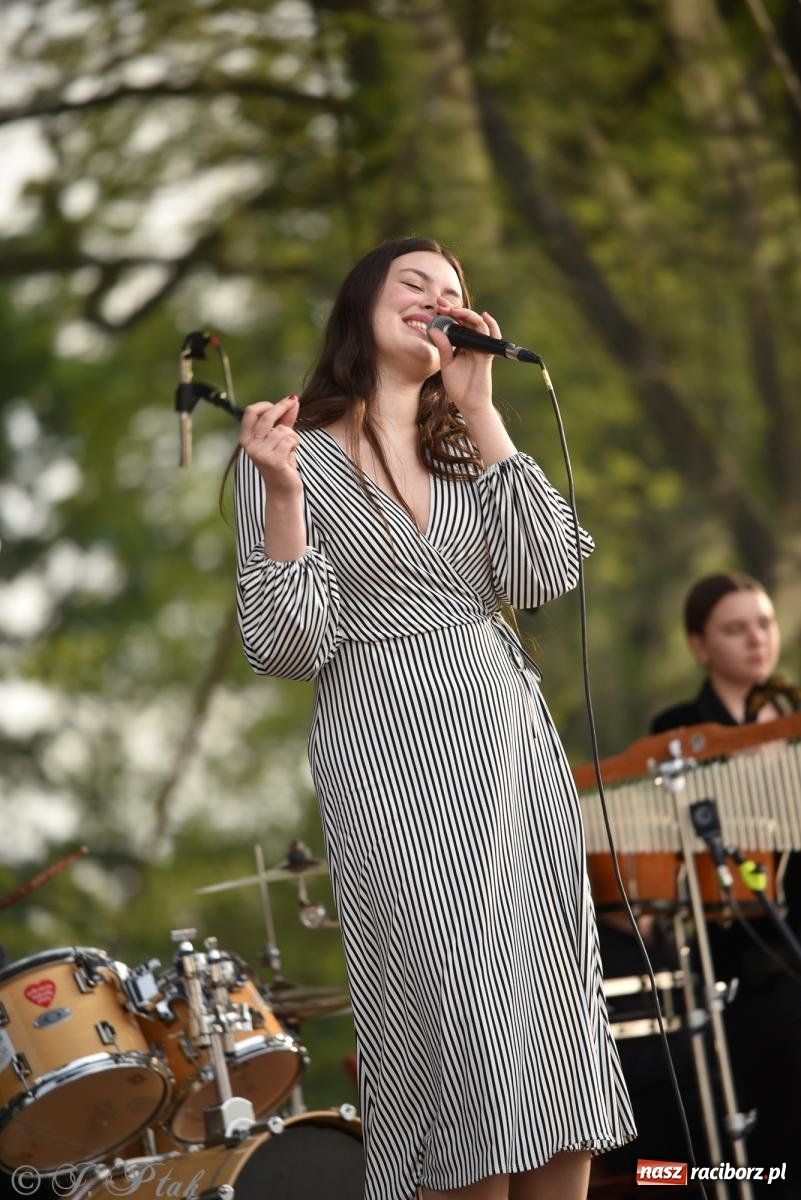 Zdjęcie w galerii na portalu naszraciborz.pl: Plenerowy koncert muzyki filmowej na zamkowym dziedzińcu wiadomości z regionu