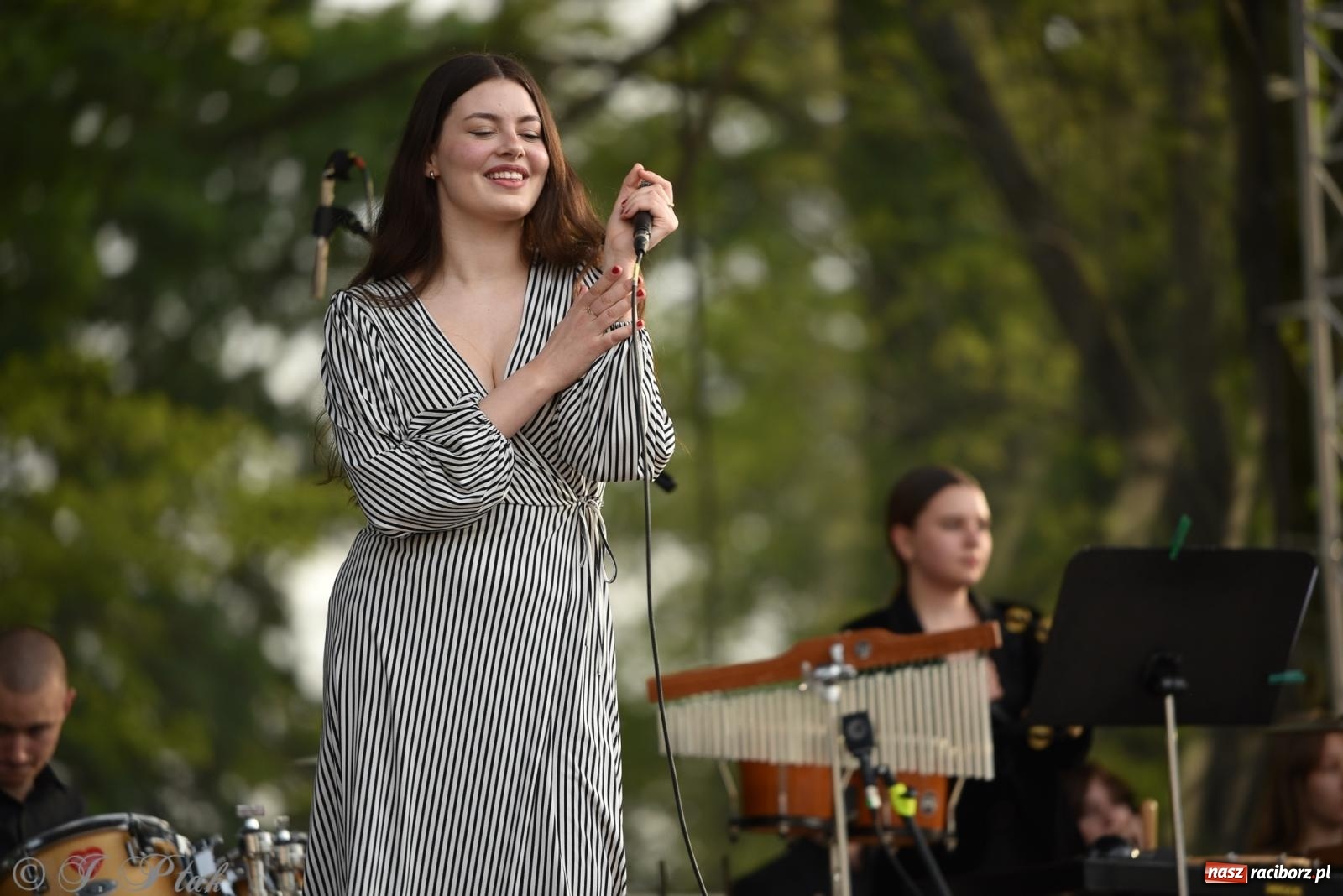 Zdjęcie w galerii na portalu naszraciborz.pl: Plenerowy koncert muzyki filmowej na zamkowym dziedzińcu wiadomości z regionu