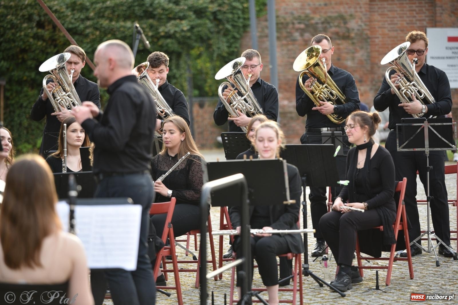 Zdjęcie w galerii na portalu naszraciborz.pl: Plenerowy koncert muzyki filmowej na zamkowym dziedzińcu wiadomości z regionu