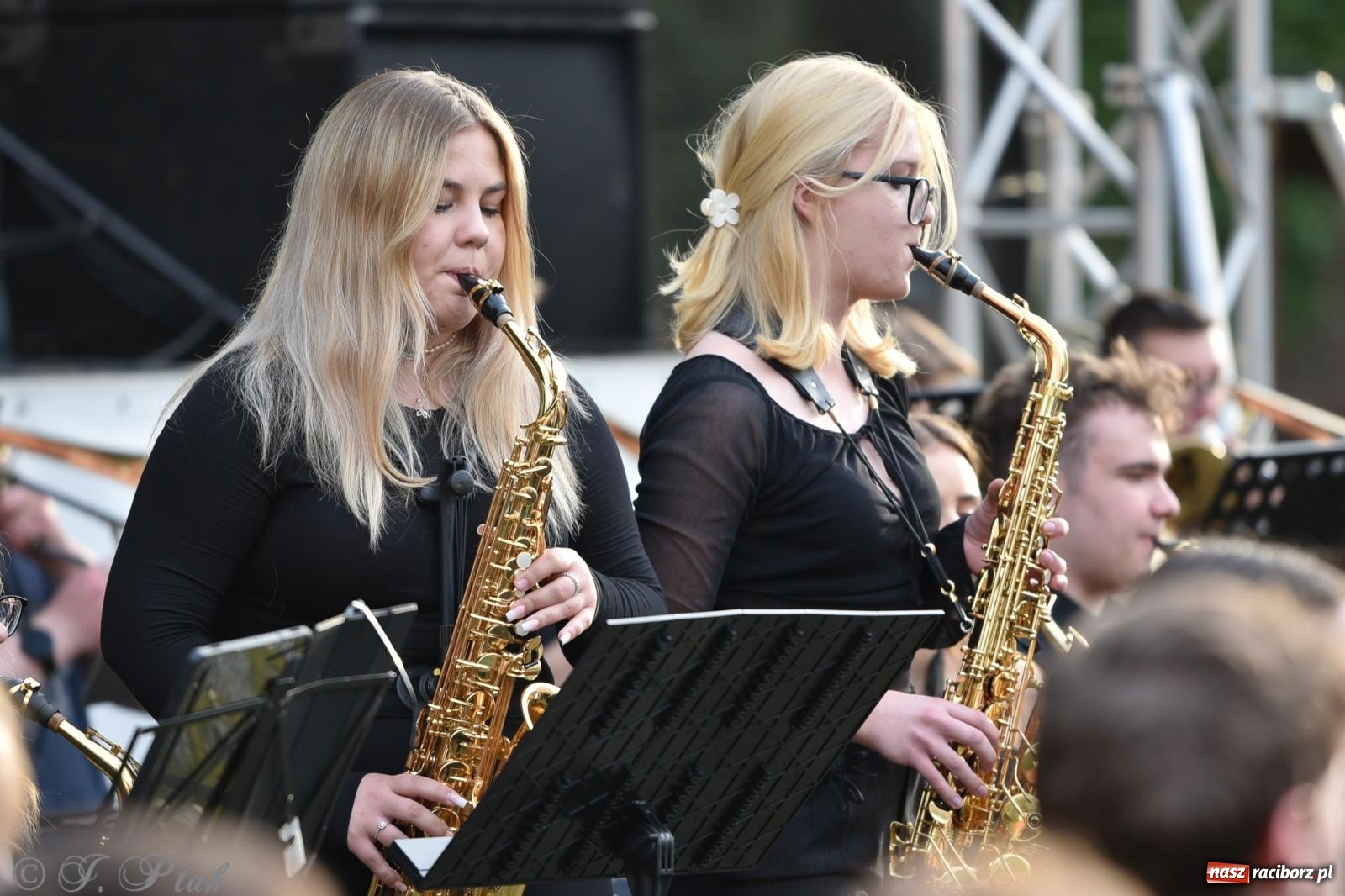 Zdjęcie w galerii na portalu naszraciborz.pl: Plenerowy koncert muzyki filmowej na zamkowym dziedzińcu wiadomości z regionu