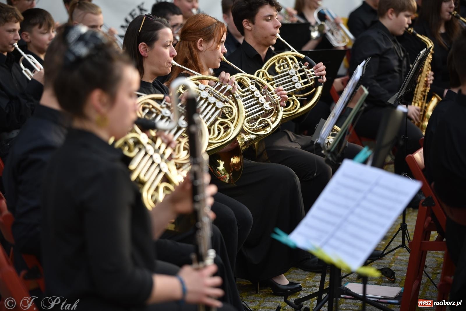 Zdjęcie w galerii na portalu naszraciborz.pl: Plenerowy koncert muzyki filmowej na zamkowym dziedzińcu wiadomości z regionu