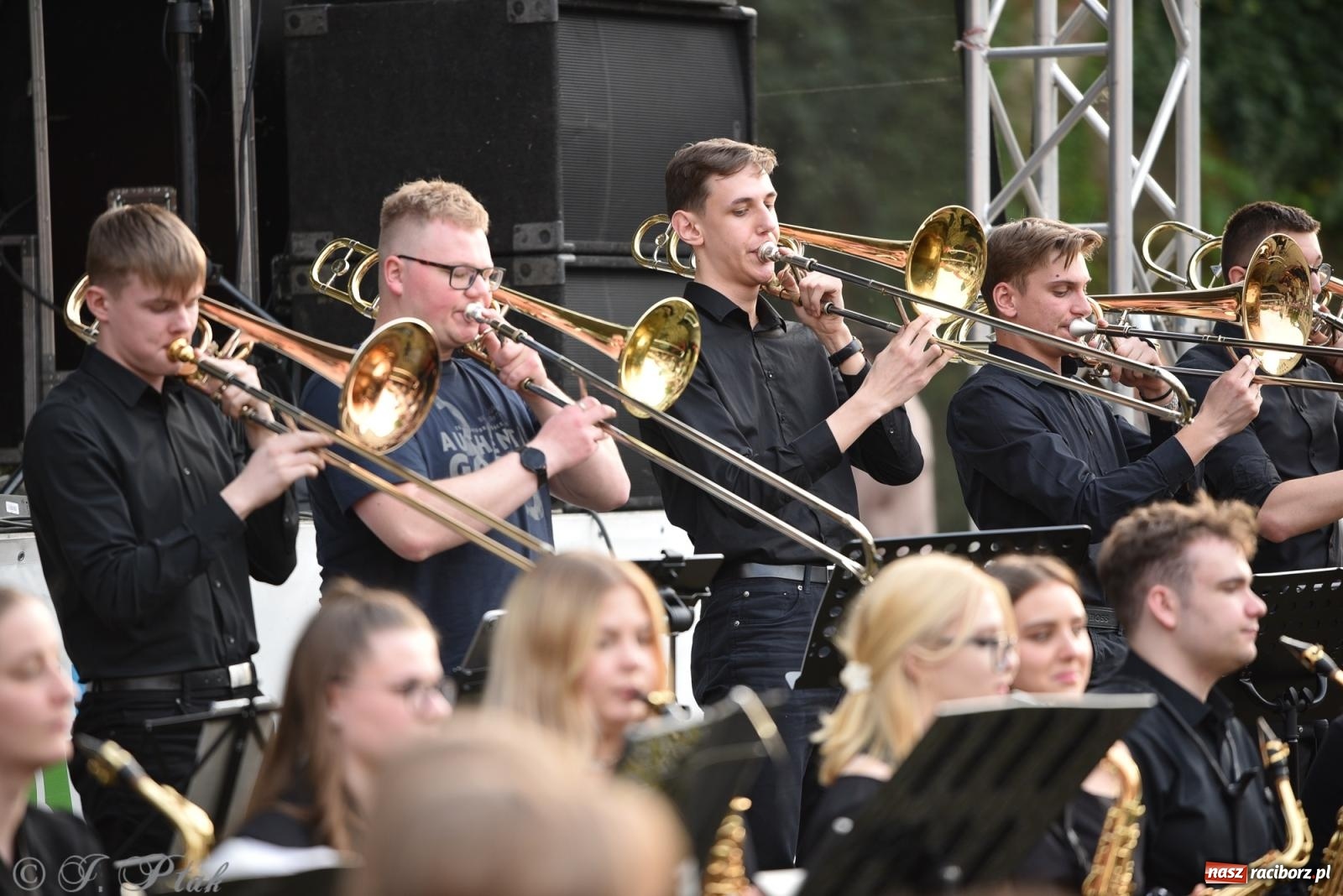 Zdjęcie w galerii na portalu naszraciborz.pl: Plenerowy koncert muzyki filmowej na zamkowym dziedzińcu wiadomości z regionu