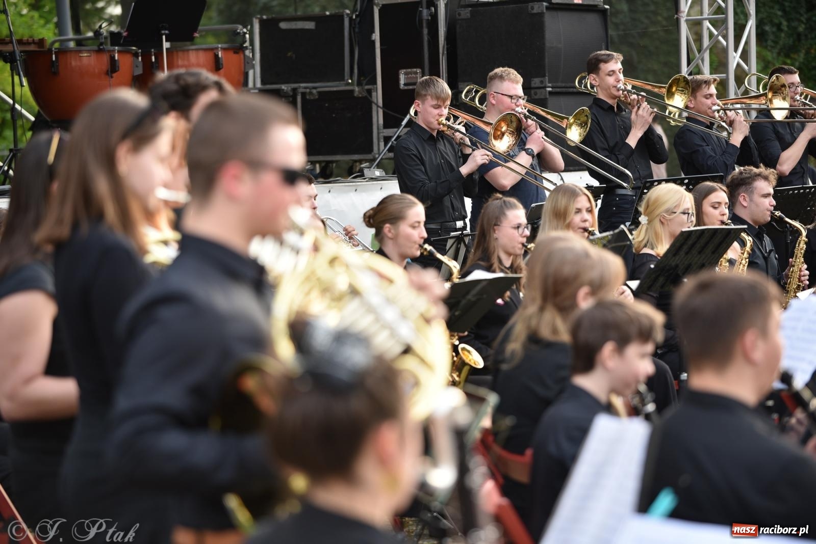 Zdjęcie w galerii na portalu naszraciborz.pl: Plenerowy koncert muzyki filmowej na zamkowym dziedzińcu wiadomości z regionu