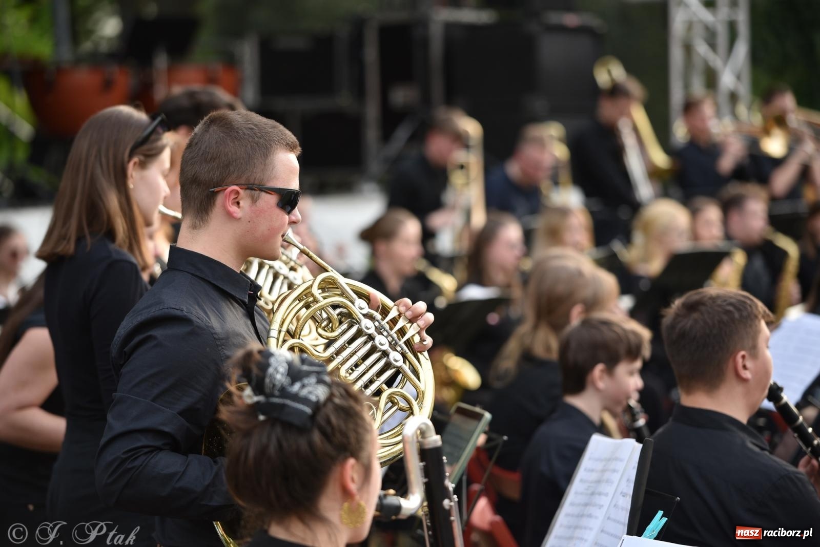 Zdjęcie w galerii na portalu naszraciborz.pl: Plenerowy koncert muzyki filmowej na zamkowym dziedzińcu wiadomości z regionu