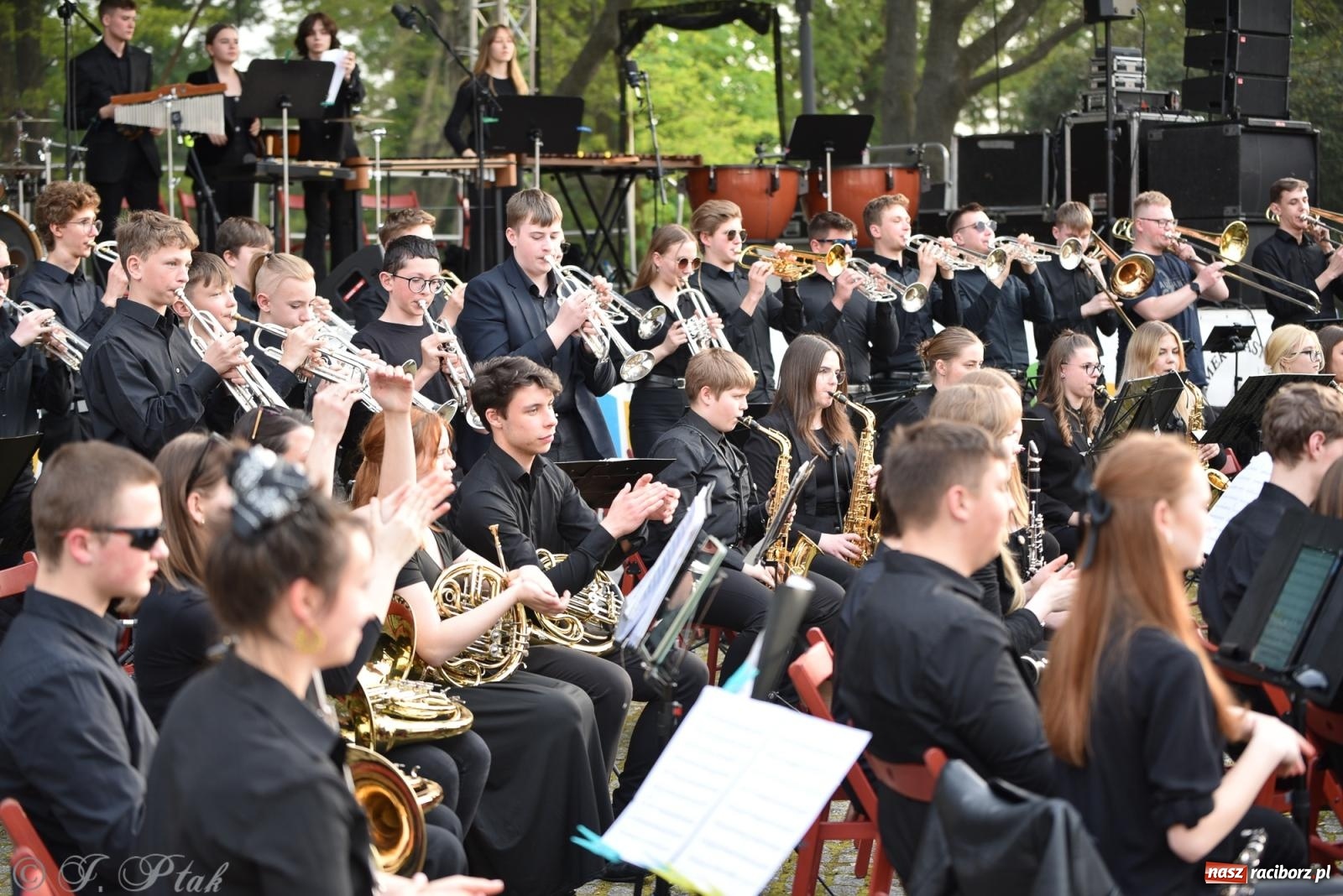 Zdjęcie w galerii na portalu naszraciborz.pl: Plenerowy koncert muzyki filmowej na zamkowym dziedzińcu wiadomości z regionu