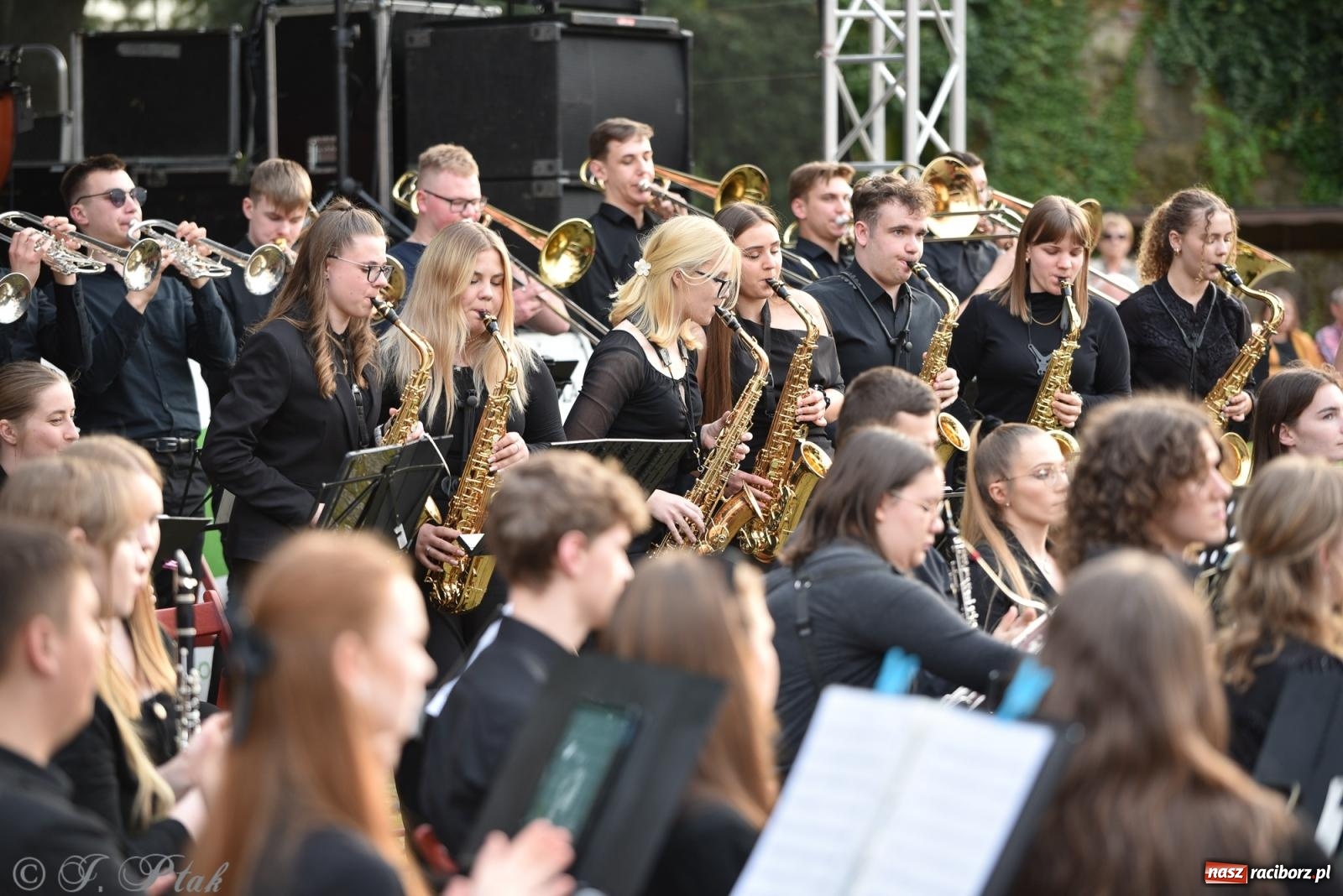 Zdjęcie w galerii na portalu naszraciborz.pl: Plenerowy koncert muzyki filmowej na zamkowym dziedzińcu wiadomości z regionu