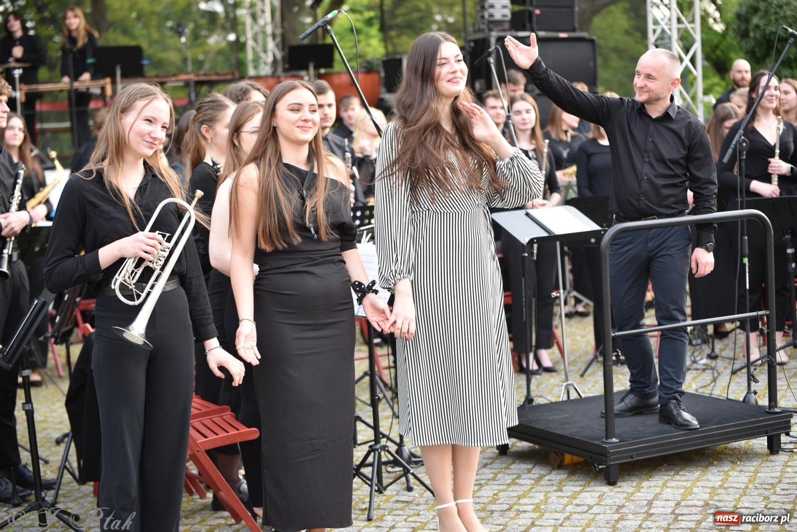Zdjęcie w galerii na portalu naszraciborz.pl: Plenerowy koncert muzyki filmowej na zamkowym dziedzińcu wiadomości z regionu