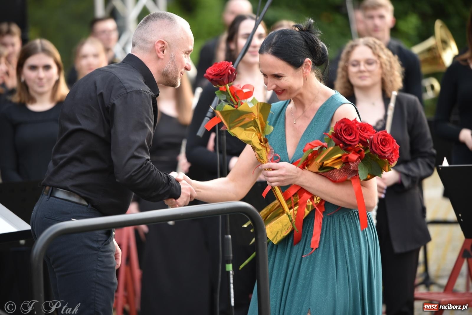 Zdjęcie w galerii na portalu naszraciborz.pl: Plenerowy koncert muzyki filmowej na zamkowym dziedzińcu wiadomości z regionu